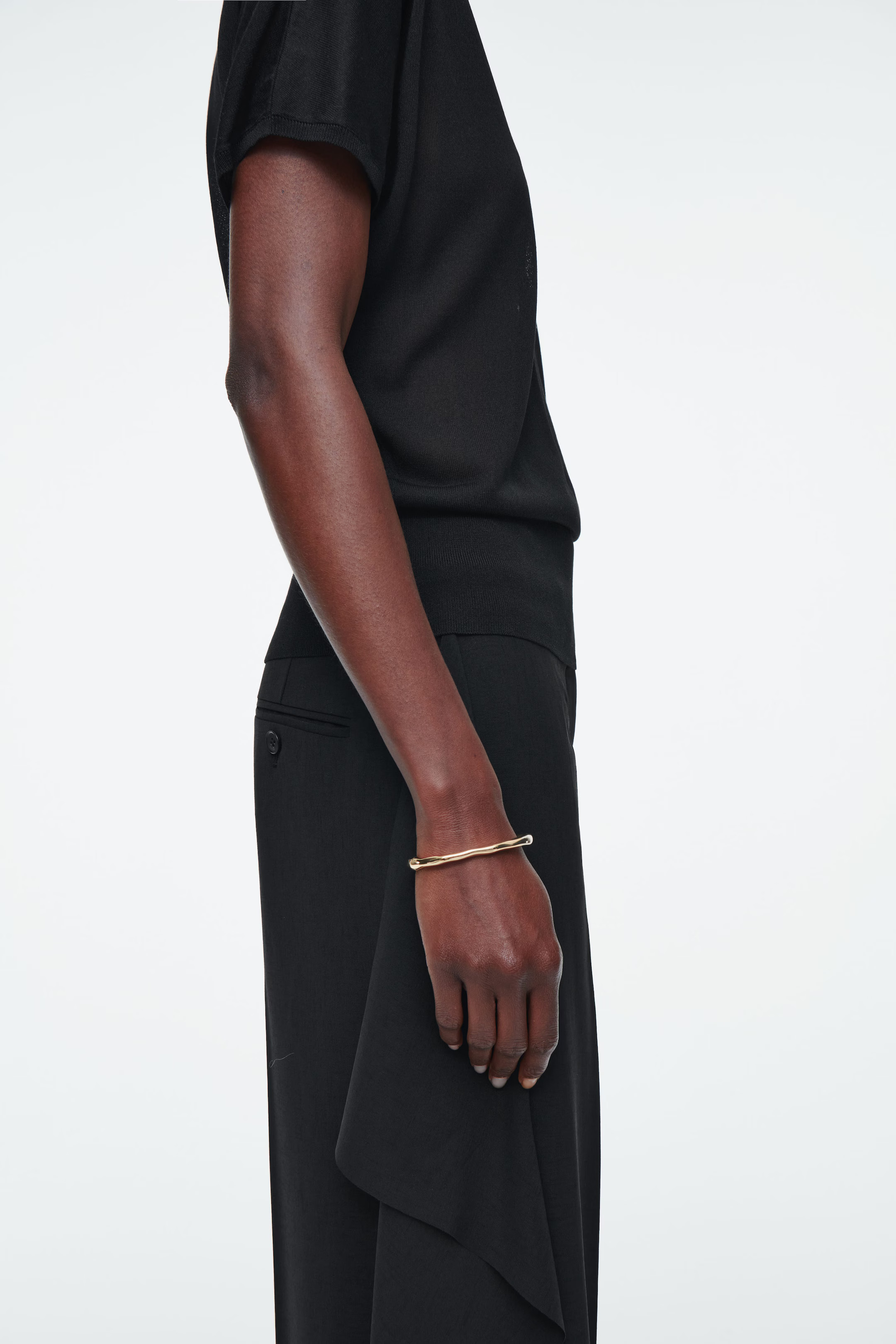 GEHÄMMERTER ARMREIF - GOLD | COS (EU)