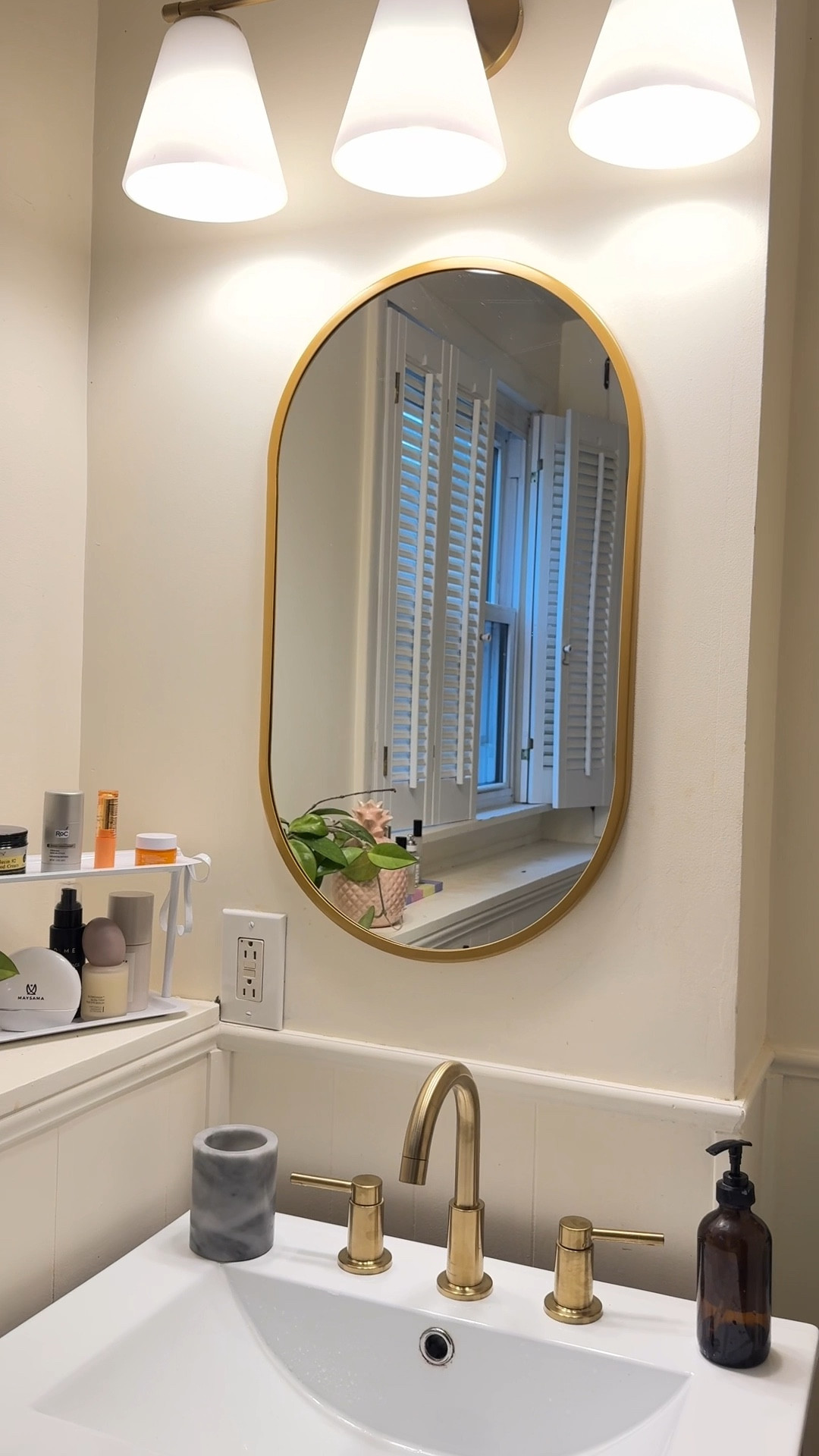 The faucet was really easy to install & it looks so nice with the other gold accents 🚰🪞✨

So glad to have a working faucet again 💃

#bathroom #bathroomdesign #bathroomdecor #dopaminedecor #bathroomidea 