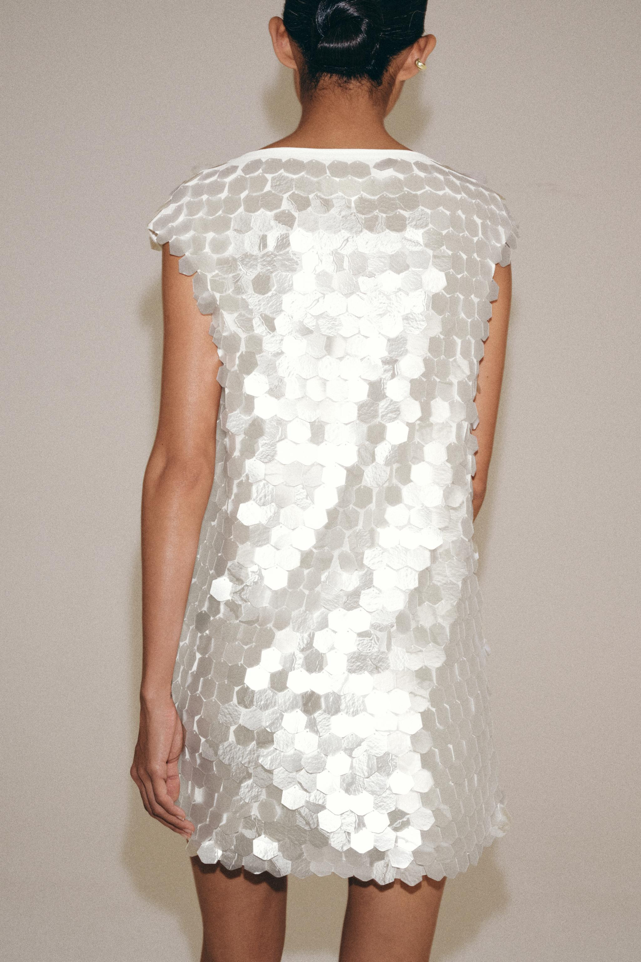 ZARA WOMAN COLLECTIONKleid mit Rundhalsausschnitt und kurzen \u00c4rmeln. Pailletten-Applikation.... | Zara DE