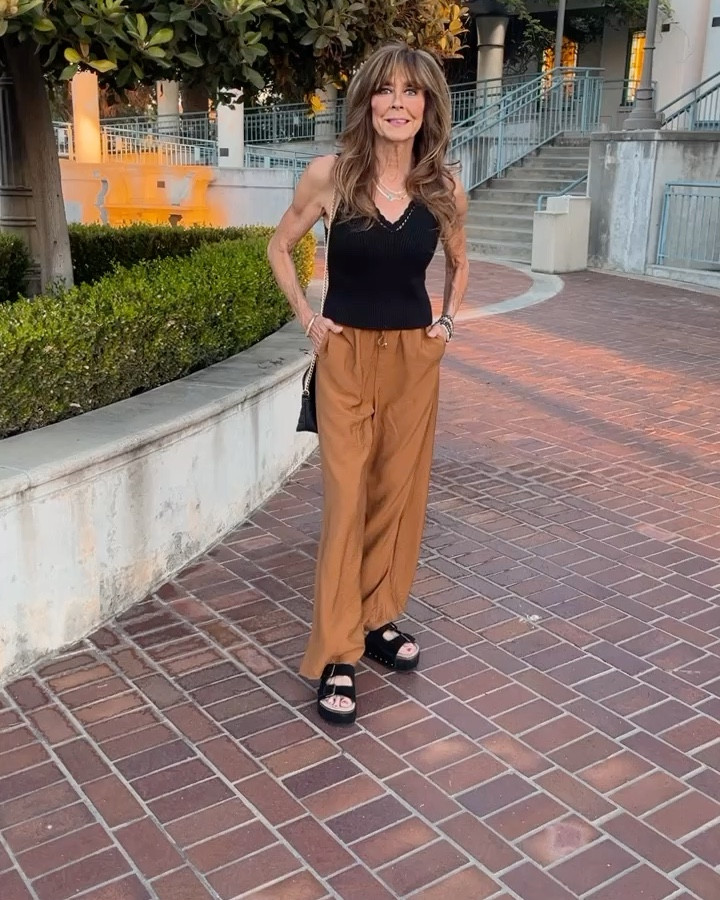 House of Harlow v-neck sweater crop in size small. 
CUSHIONAIRE platform buckled sandal size 8.5.

#HouseofHarlow #Cushionaire #Amazon

#LTKFindsUnder100 #LTKOver40 #LTKStyleTip