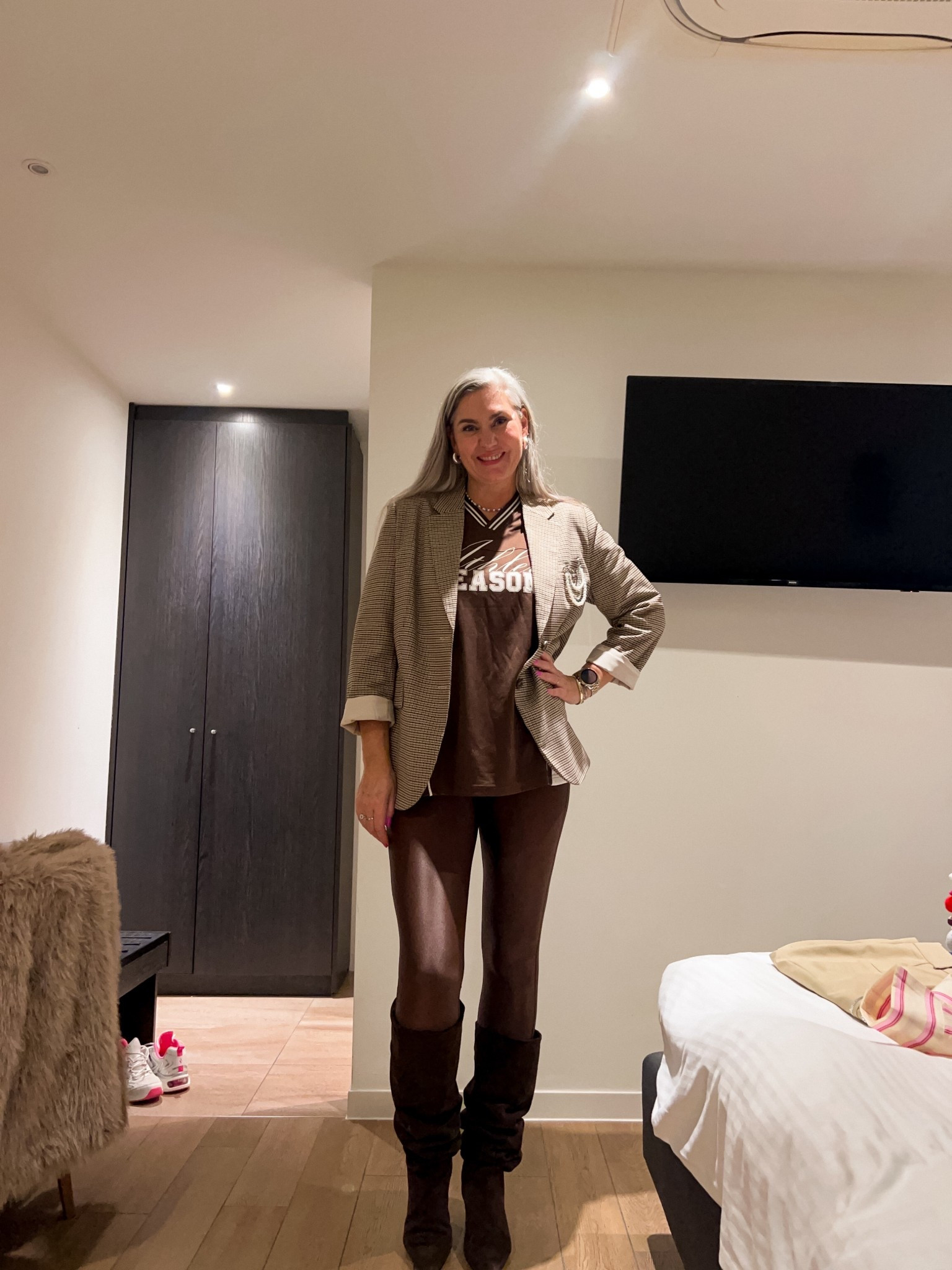 OOTD. 
Bruin sportief shirt (M/L https://wehkamp-nl.mtpc.se/5889825)
Bruine legging (M https://wehkamp-nl.mtpc.se/5889820)
Bruine suède hoge laarzen met kitten heel en een geruite blazer (M) met broche. 



#LTKeurope #LTKwinter #LTKnederlands