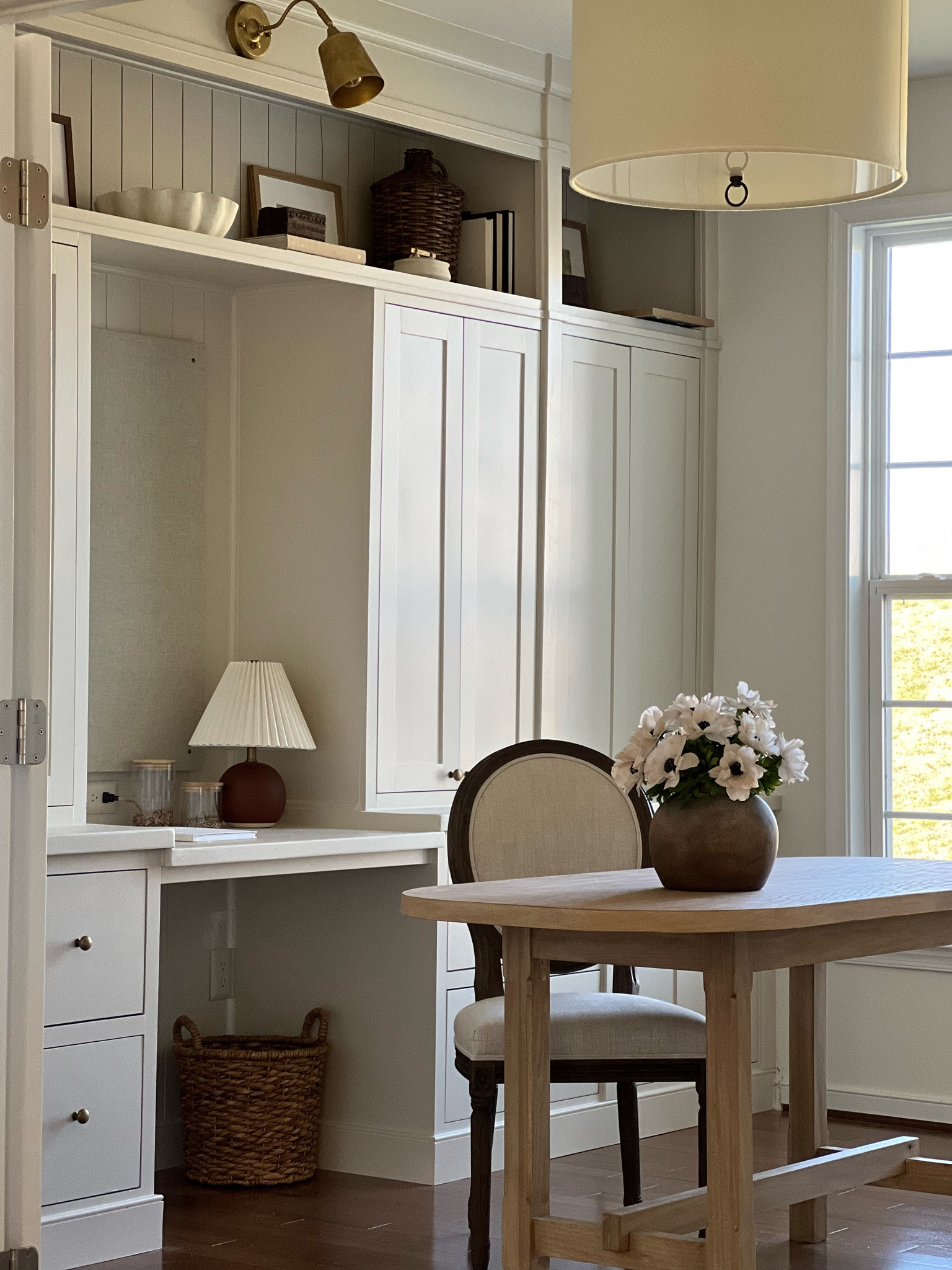 Office Details!

Wall paint BM White Dove Matte
Trim paint BM white dove satin
Cabinetry paint BM Advance Natural Cream Satin

Affordable light fixtures
Brass sconces (I used a combination of gold spray paint and rub n buff)

Mini lamp
Dining table
Anemones 

#LTKStyleTip #LTKHome