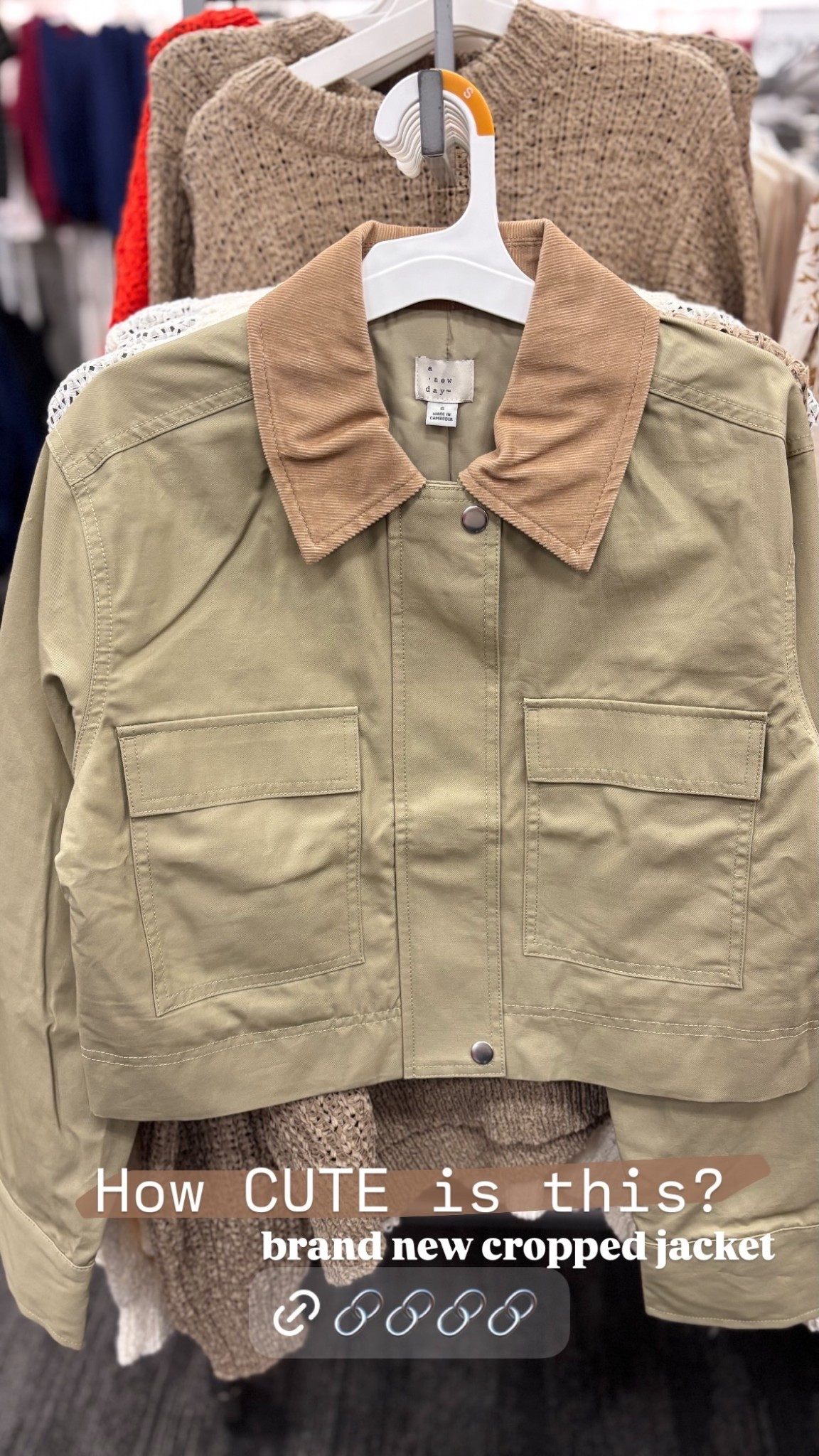 These cropped jackets in this green color are going to be everywhere this year! This one just dropped at target and is it marked at a great price. ✨✨