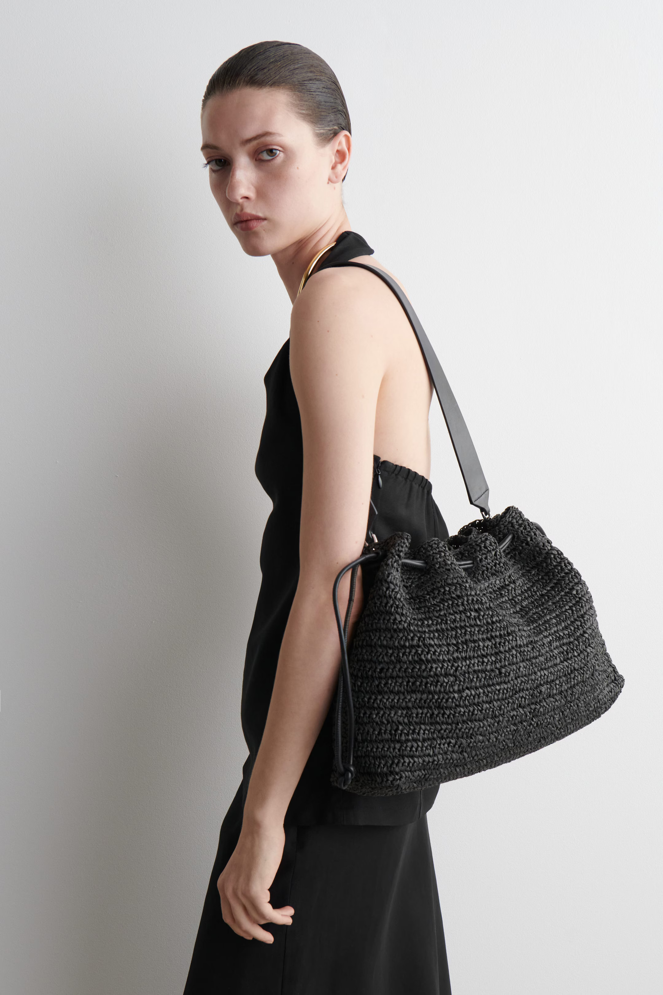 CAVATELLI CLUTCH BAG - STRAW - BLACK | COS AU | COS (AU)