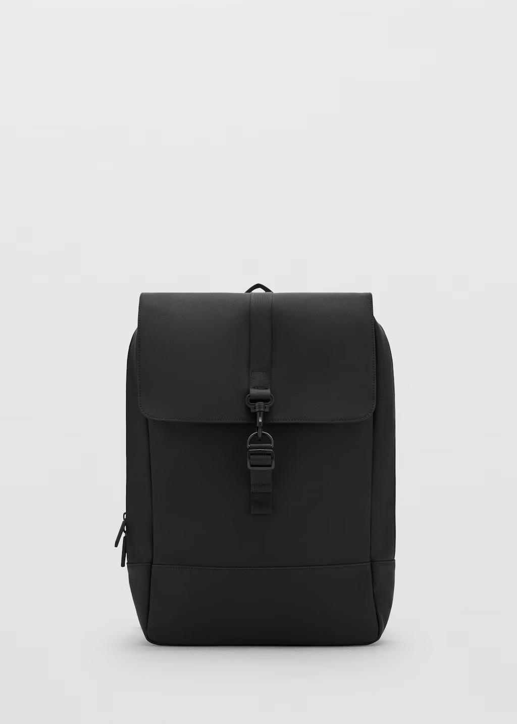 Gummierter Rucksack mit Umschlagverschluss | Mango EU