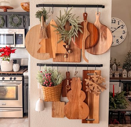 Cutting board gallery! A lot of the items are discontinued so I tried really hard to find very similar items! My rack is 26” long .. All my seasonal boards were found at HomeGoods and the biggest round cutting board, mini wreath, light mini board were from Hobby Lobby. Follow me on IG @crafty.nes for any additional questions 🤍 #cuttingboard #cuttingboardwall #charcuterie #target #hobbylobby #amazon #homedecor #kirchendecor #kitchenwall