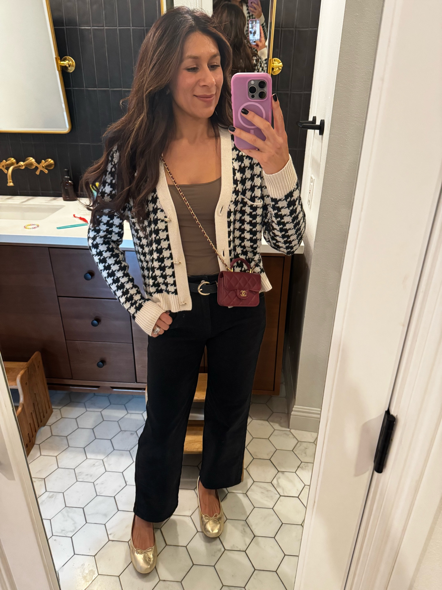 Mom life, but make it chic ✨ Running errands, school drop-offs, and everything in between—because effortless style is a must! Who else loves a classic houndstooth moment? #StylishMom #EffortlessChic