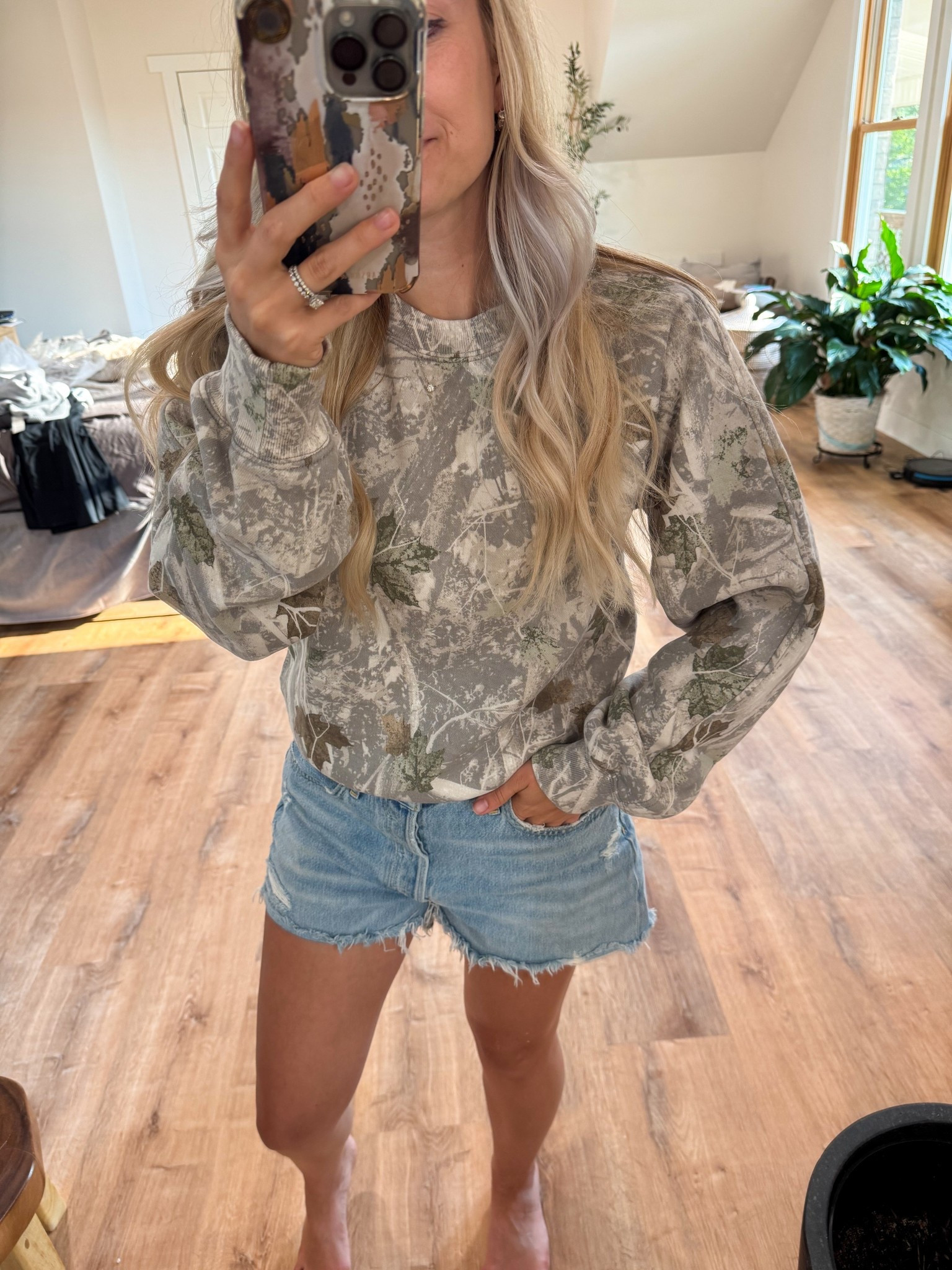 Comfy crew sweatshirt, size XS. Size up if want more oversized fit

#LTKSeasonal