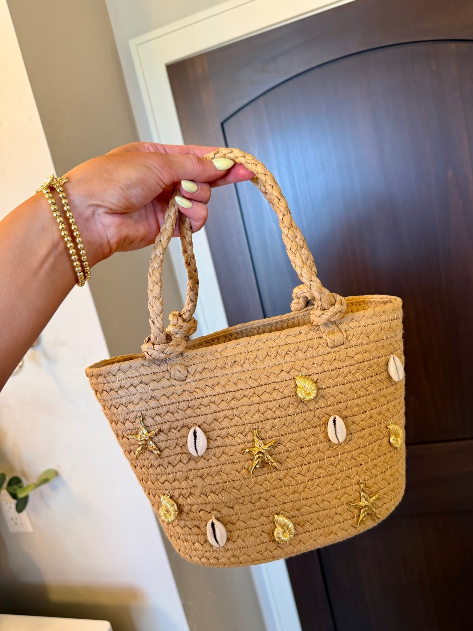Adorable summer handbag with shell detail

#LTKSeasonal #LTKSaleAlert #LTKootd