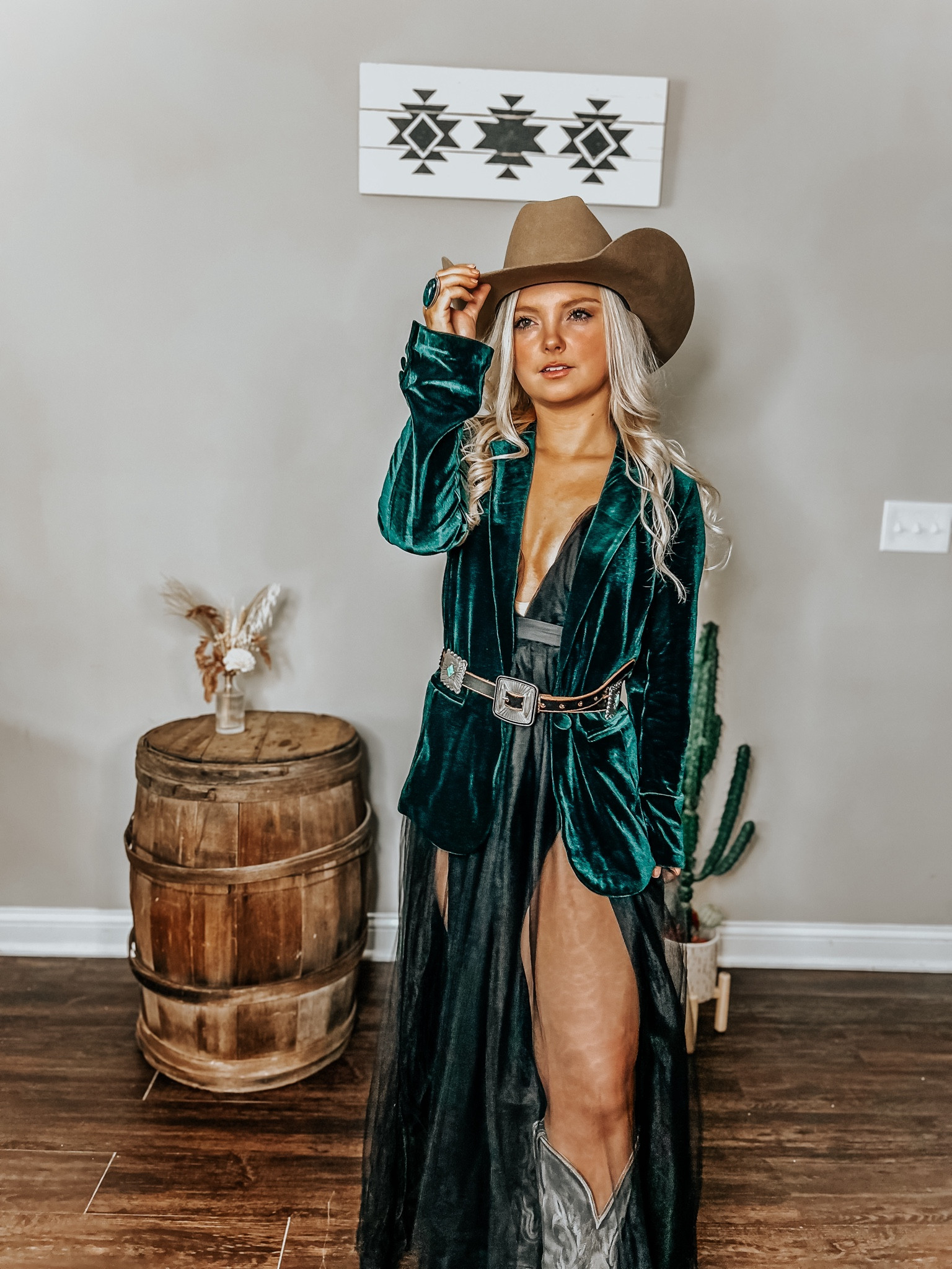 green emerald velvet dress Taffeta Brown Halter Ruffles Neck Short Bridesmaid Dresses with Pockets/Cowboy  Boots