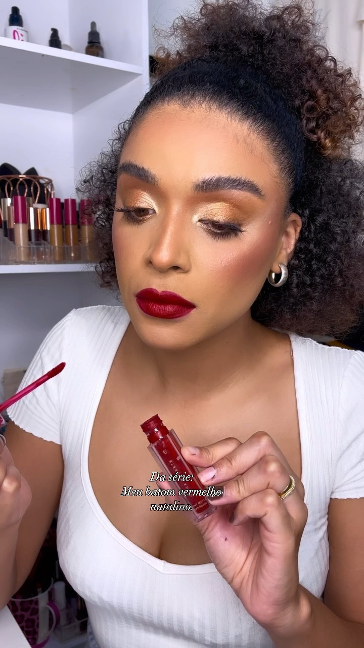 Época Natalina e foi dada a largada dos vermelhos, esse é o vermelho hibisco de Niina Secrets. 
Ele tem cobertura fina e super pigmentado, é Matte porém não craquela, longa duração e é meu quetinho da categoria batons vermelhos. 
#NatalLTK 

#LTKbrasil #LTKGiftGuide #LTKbeauty