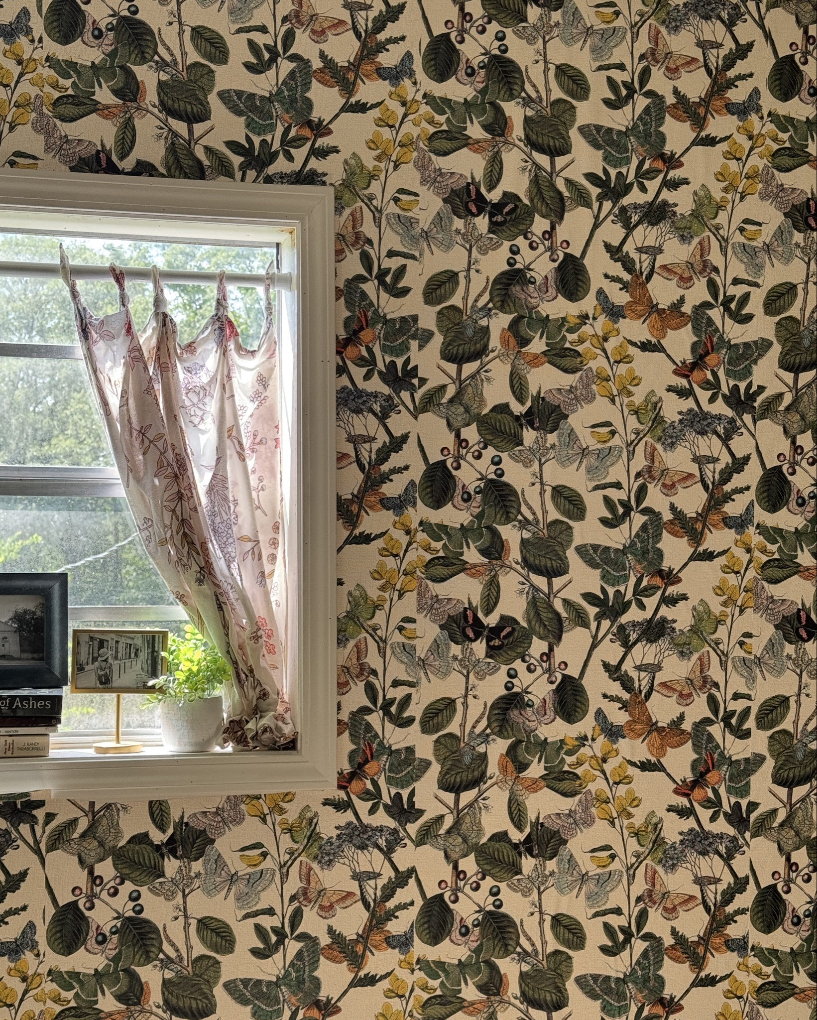 THE BEST WALLPAPER 🙌🏻 the peel and stick 🫶🏻 it’s thick and extremely easy to work with