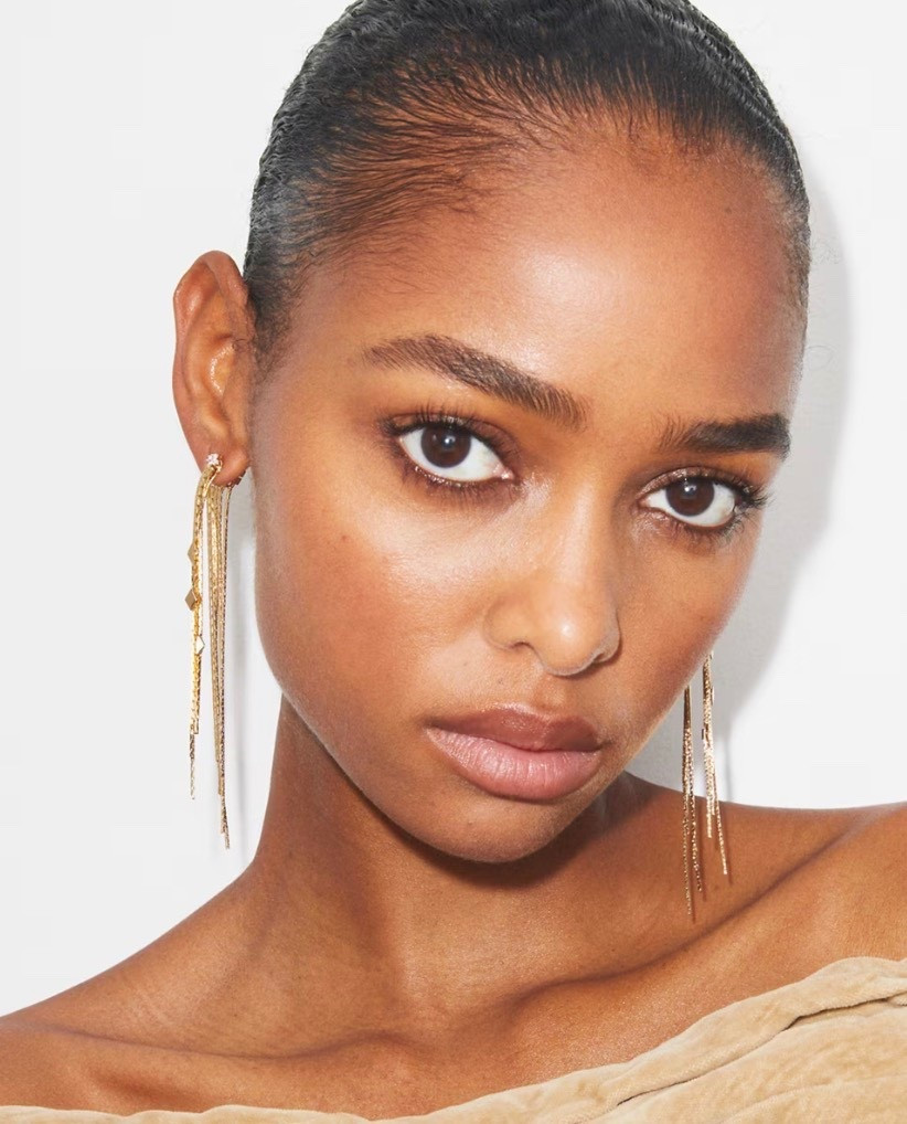 RUNWAY FRONT-BACK CHAIN

Blending vintage and modern inspirations. Inspired by pieces from our Fall '25 runway, slinky herringbone chains evoke 1970s New York and the geometry of Art Deco. Incredibly lightweight

#LTKWorkwear #LTKGiftGuide #LTKHoliday