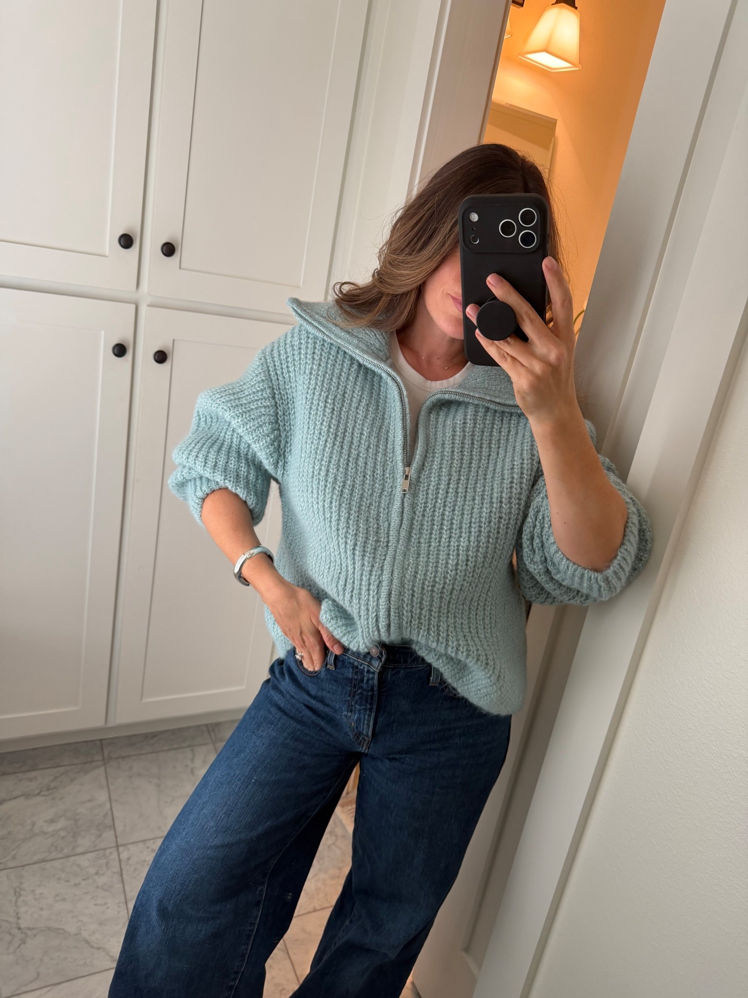 H&M zipper cardigan and Levi’s denim


#LTKootd