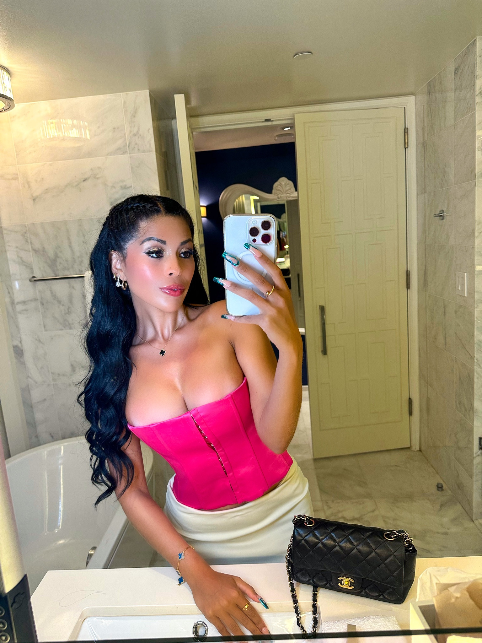 My favorite corset. Lo añadí en diferentes colores🖤 y la falda 10/10 de la misma marca✨ superr comfortable mini skirt.