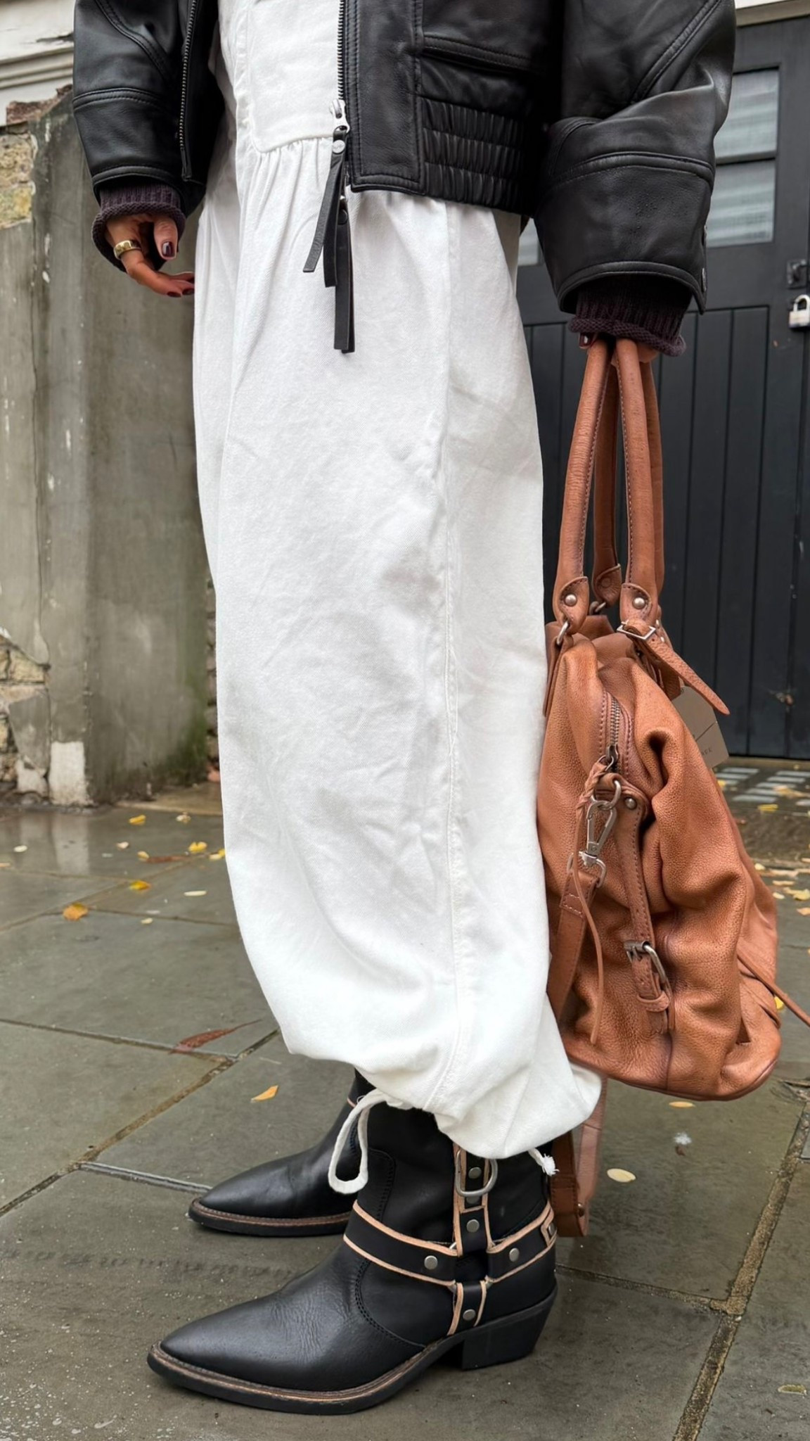 A full look by Free People today featuring the Lotus Balloon Jeans, a cosy knit, a leather jacket and cowboy boots! 🍁🍂 

Autumn Style, Autumn Fashion, Autumn Outfit, Wardrobe Staples, White Jeans, Leather Jacket, Cosy Knit, Cowboy Boots 

#LTKautumn #LTKuk #LTKwinter