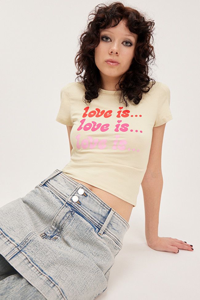 Monki × Love is… Kurzes, bedrucktes T-Shirt | Monki (DE)