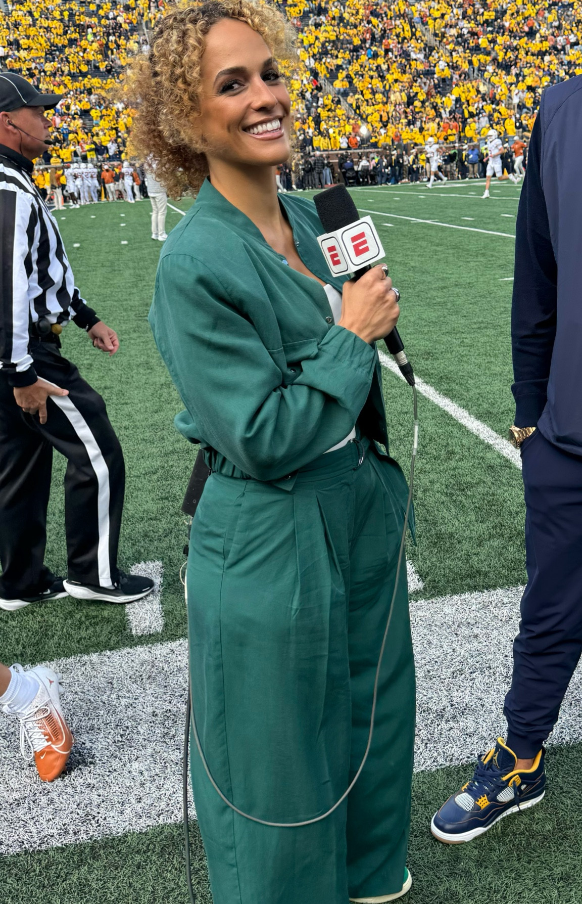 Size m jacket
Size m bodysuit
Size 6 bottom

#LTKWorkwear #LTKSeasonal