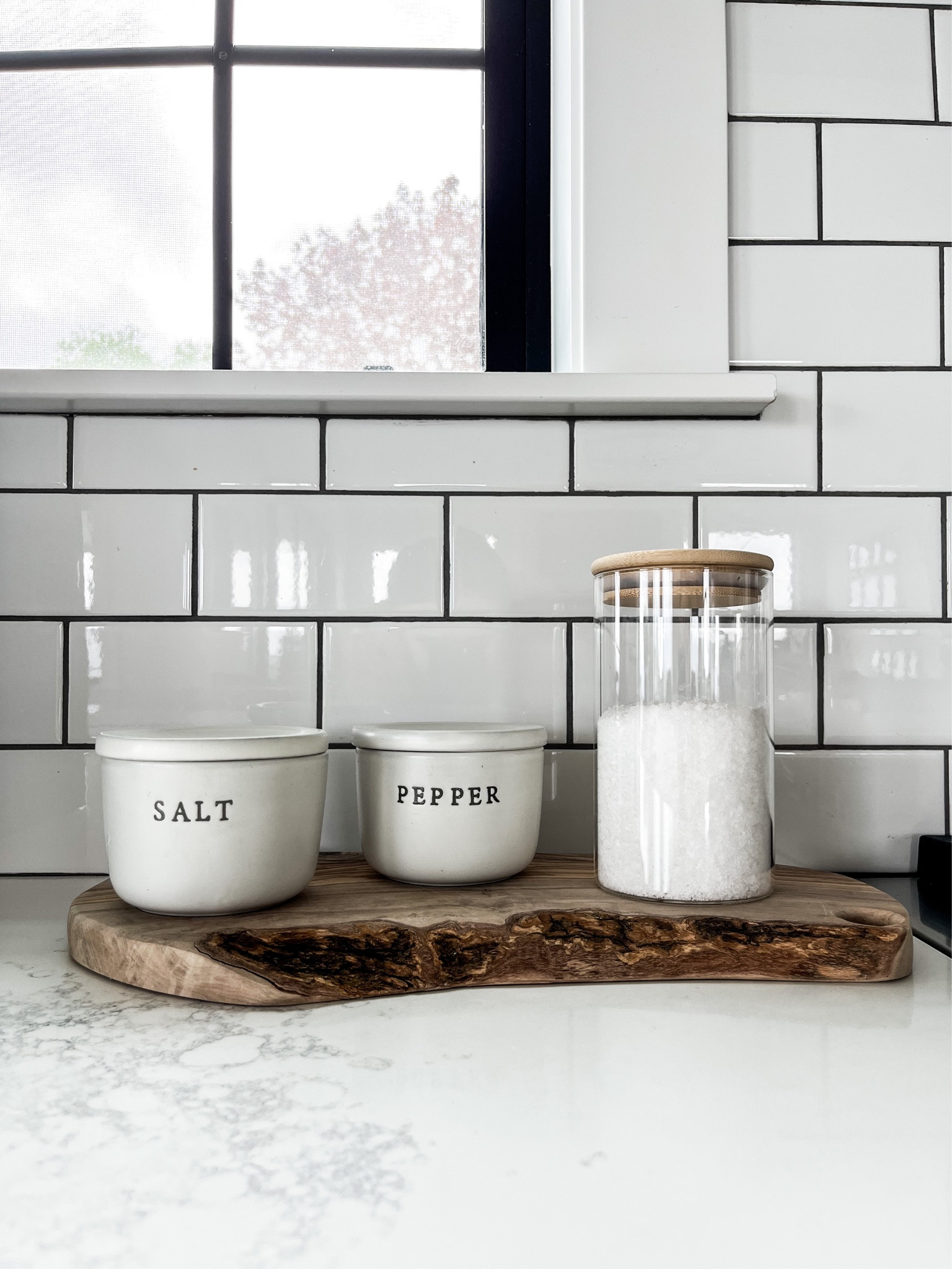 H O M E / added a lil flaky finishing sea salt to my stove side s&p tray

kitchen decor | counter | salt & pepper | cellars | storage | glass | bamboo | farmhouse | hostess gift
