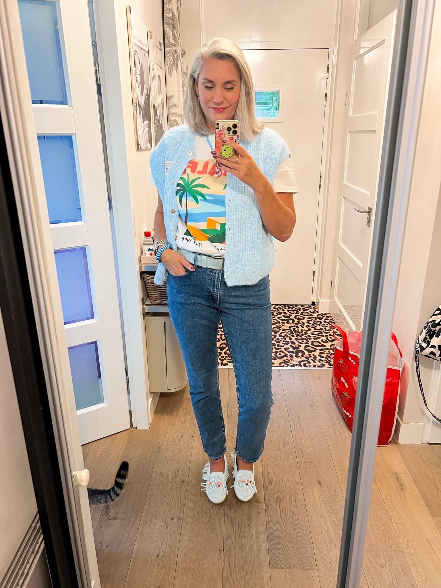 OOTD - Dinsdag. T-shirt met Amalfi print (M), straight fit Levi’s jeans, lichtblauw vestje zonder mouwen (Shoeby) en lichtblauwe suède fringe loafers (DW//RS).

#LTKnederlands #LTKeurope #LTKjeans