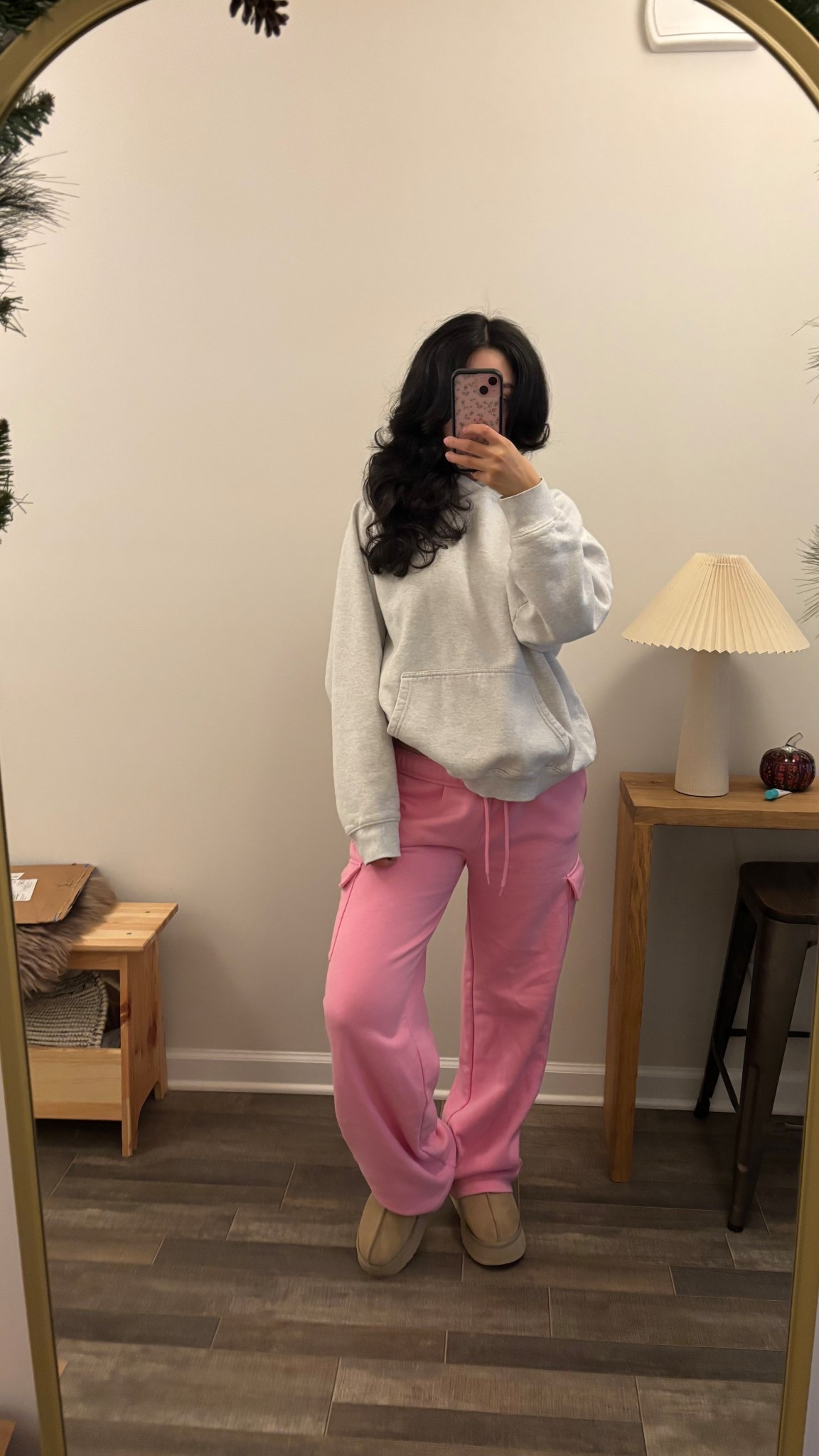 No boundaries pink cargo sweatpants (s)
Aritzia mega hoodie (m)
Ugg tazz