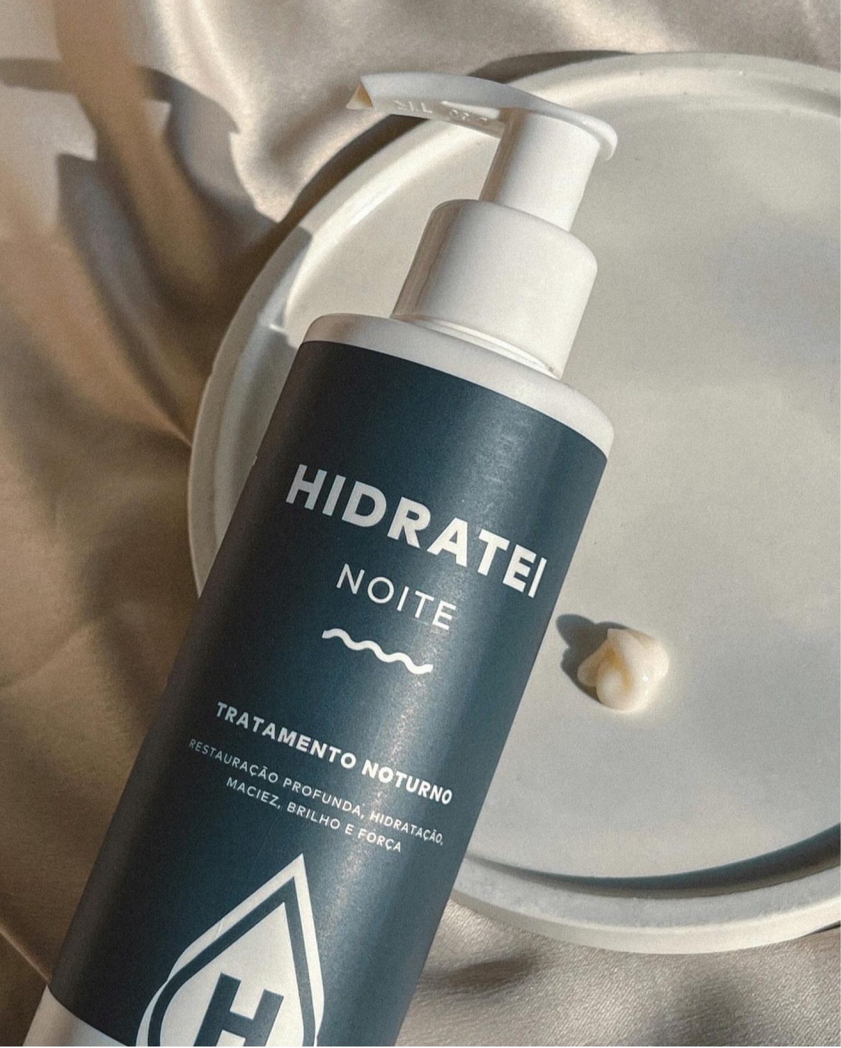 Esse é o Tratamento Noturno, da Hidratei, um creme para você aplicar nos fios antes de dormir, para trazer restauração, hidratação, maciez, brilho, etc.
Embora eu goste muito de usar ele como tratamento noturno, meu uso favorito é aplicar nos fios antes do treino. Ele é um produto que precisa de mais tempo para agir, então sempre aplico antes de ir treinar, e lavo quando retorno.
Esse é um jeitinho que eu encontrei de tratar e cuidar dos meus fios enquanto estou treinando, e ainda proteger os fios do contato com o suor.
Gosto muito, os fios ficam muito macios, brilhantes e fortes, e com aquele cheirinho maravilhoso que é característico da marca!

#LTKbeauty #LTKbrasil