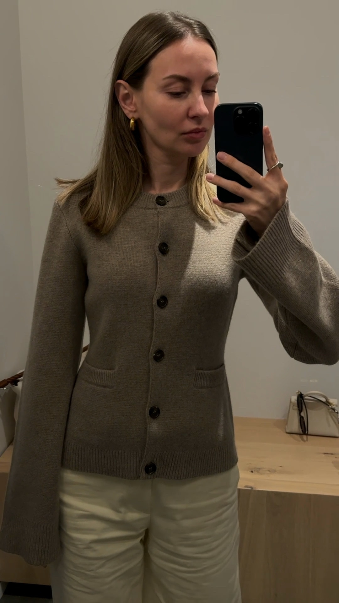 Khaite Scarlet cardigan dupe.


Jenni Kayne cardigan is super soft, the color is elegant and sophisticated. It is fitted so buy your usual size or even go smaller. I am an oversize fit lover but this particular cardigan does not look good when you Size up.


I am wearing size S. And my husband liked XS more. It hugs the body. My waist is (25.5-25.9 inches, bust 34.6 inches. I usually wear size Small). Please see another video in Warm Ivory color where I will show how XS looks like on me.

This cardigan will look great with traditional style: with straight pants or jeans, or silk midi/maxi skirt. 

#LTKstyletip
