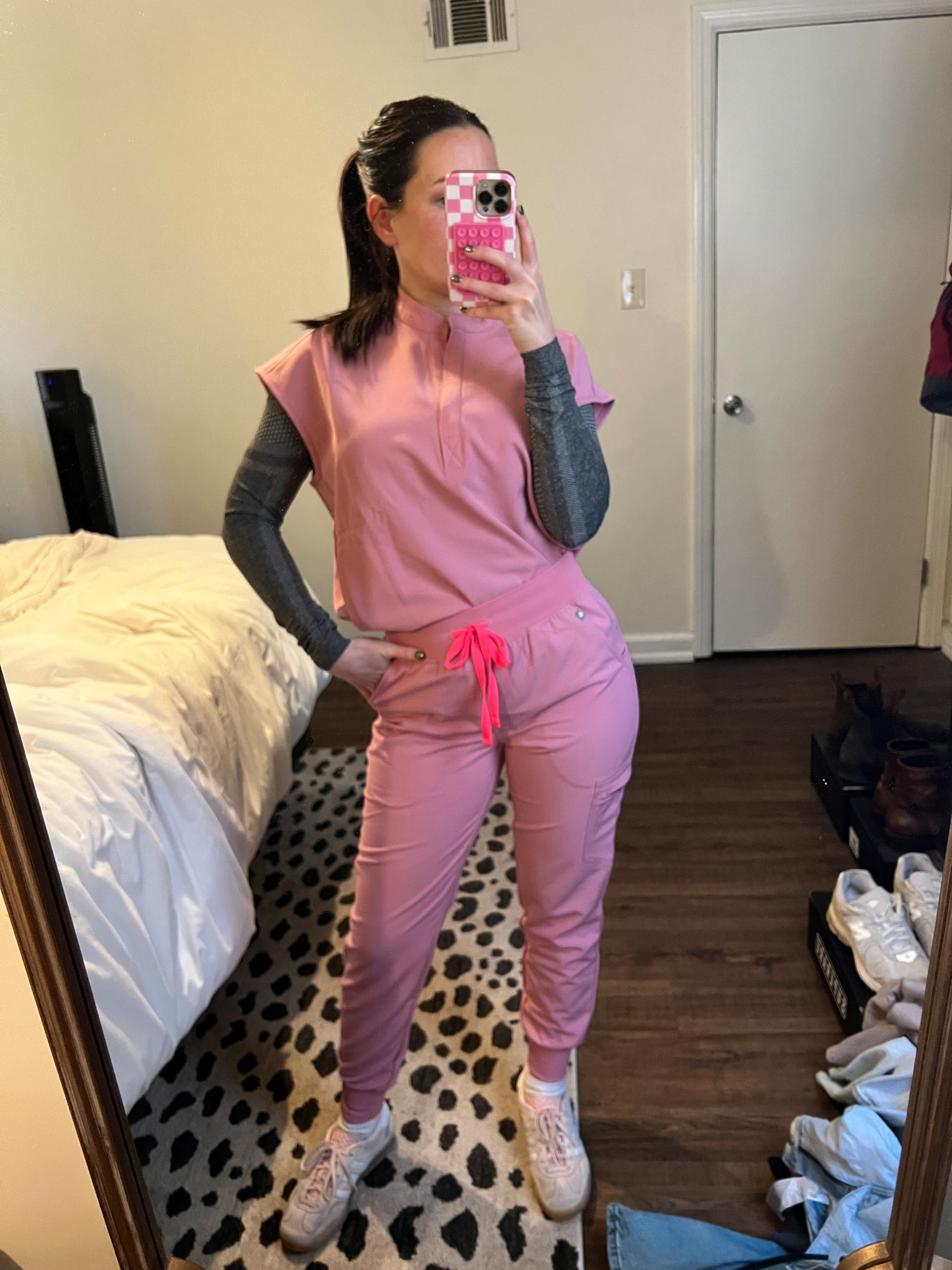Obsessed with my FIGS scrubs 

#LTKPetite #LTKFindsUnder100 #LTKWorkwear