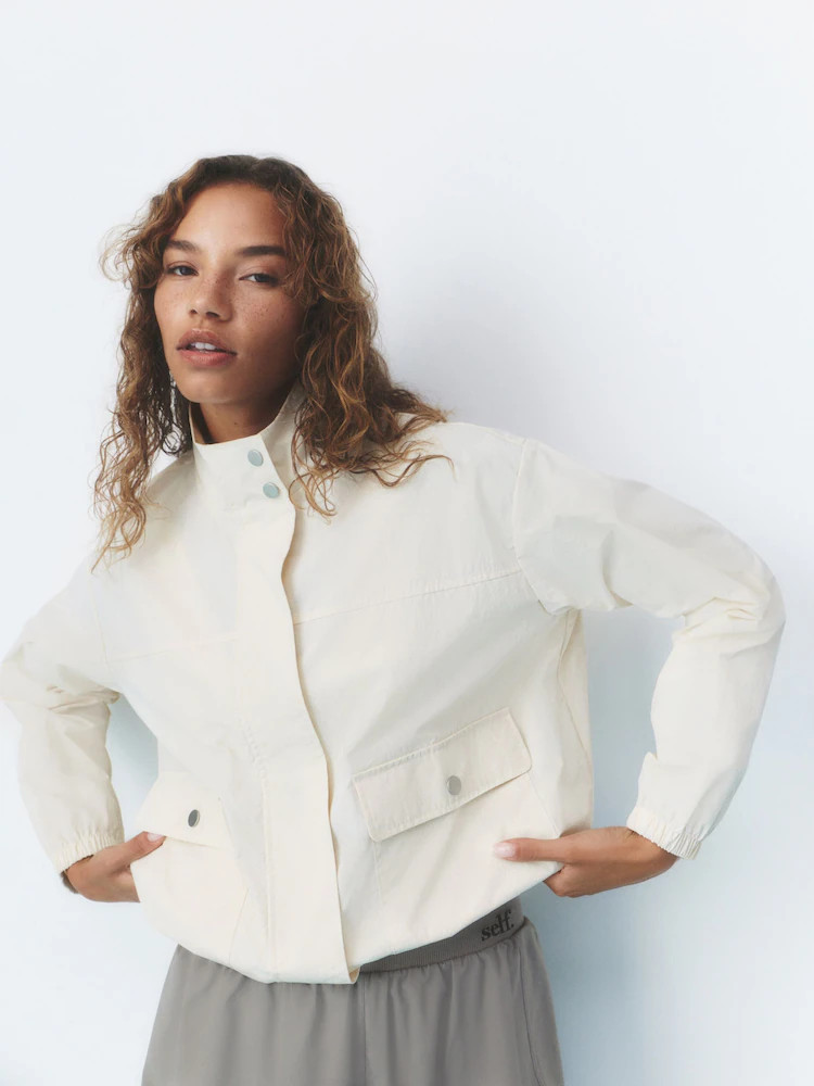 Nylon, Ecru - self. Leichte Jacke mit weitem Stehkragen | Next EU