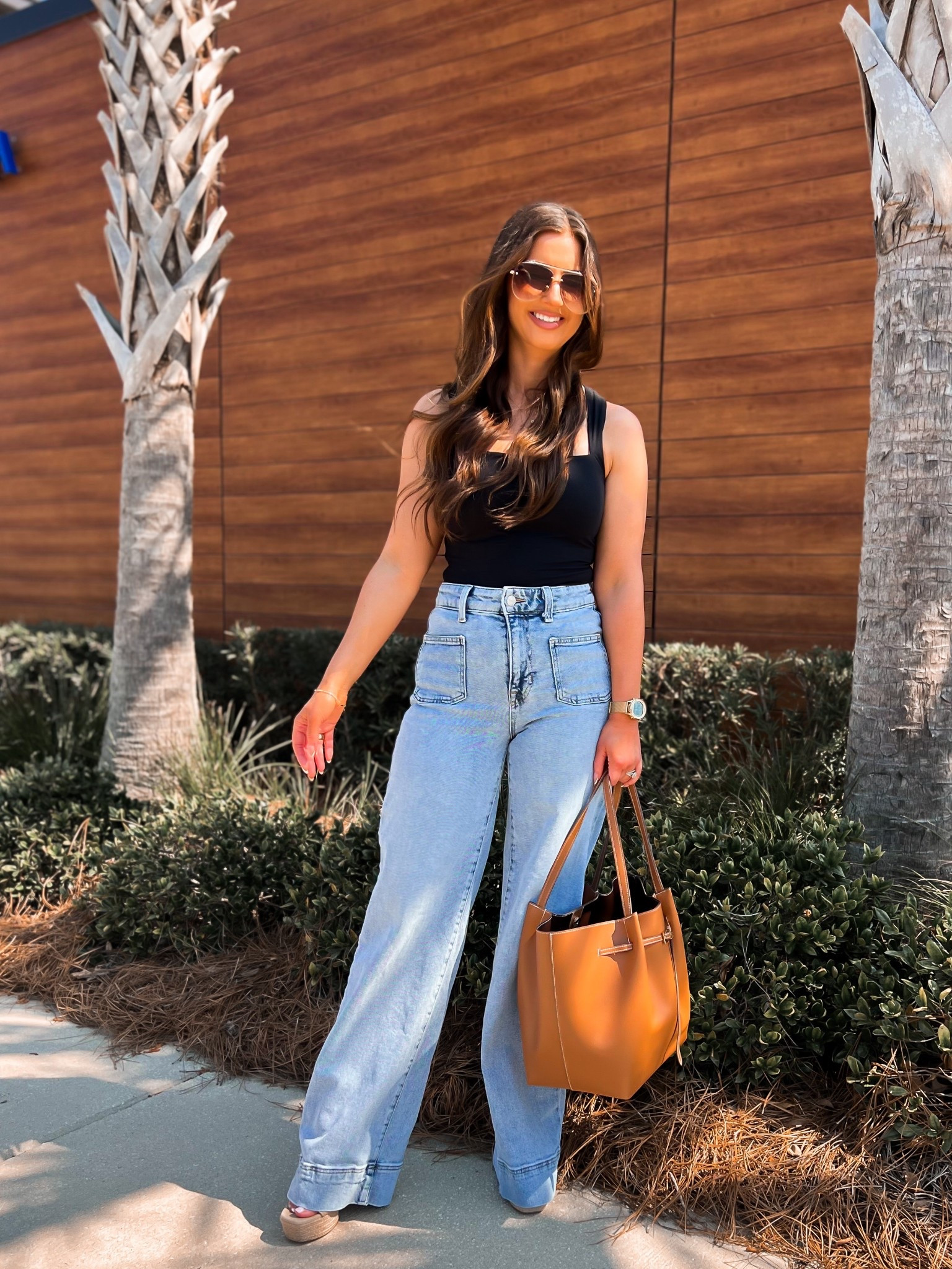 High waisted light wash front pocket jeans
Black sauare neck tank top 
Tan leather tote bag purse 