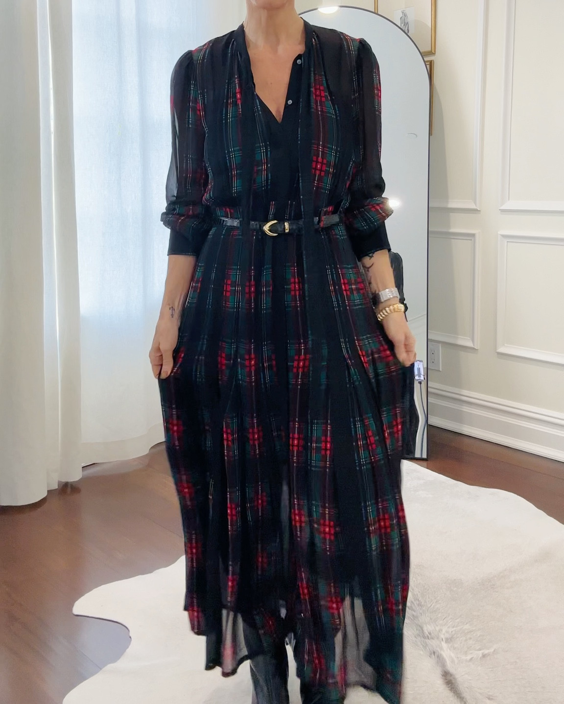 This dress is still 40% off! It’s the perfect dress for the holidays and won’t break the bank.:) 