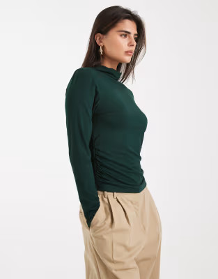 Levi's - Nina - Hoogsluitend T-shirt met lange mouwen in groen | ASOS (Global)