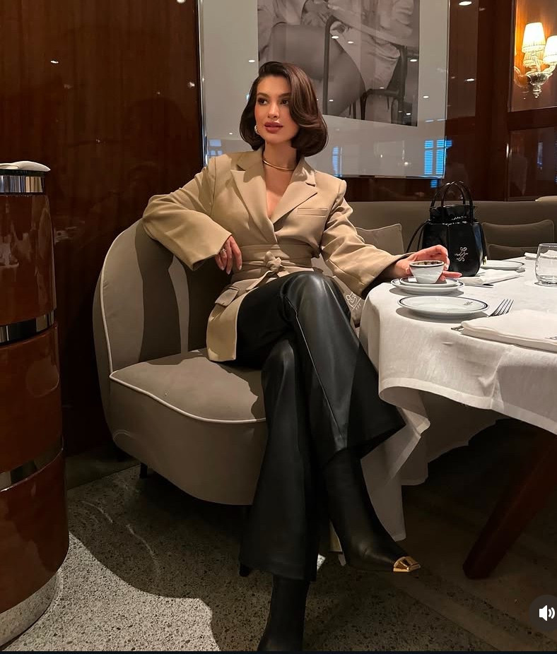 Khaki wrap blazer
Black leather pants 
Black Cap toe boots 
 


#LTKPetite #LTKSpringSale #LTKStyleTip