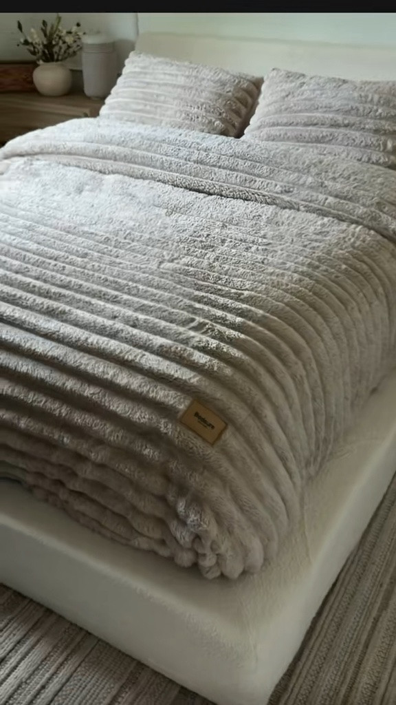 This Bedsure 2-in-1 GentleSoft Comforter gives you two looks in one, so you can change up your bedroom without changing your bedding. It’s incredibly soft, lightweight, and perfect for creating that cozy, layered look I love. #bedding #comforter #bedroomupgrade #Amazonhomefinds