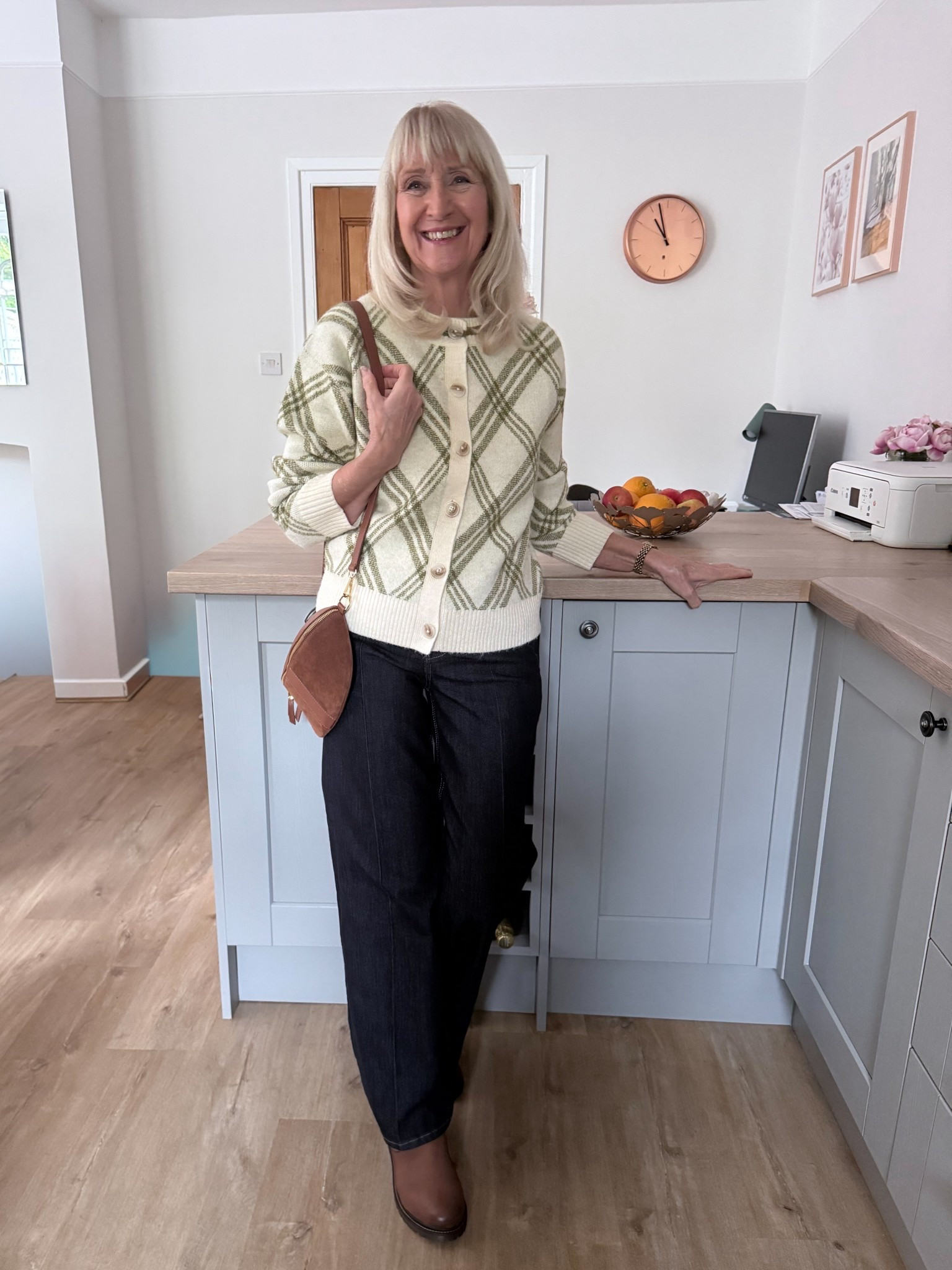 Casual autumnal /fall outfit with barrel leg jeans and cardigan 

#LTKautumn #LTKeurope #LTKjeans