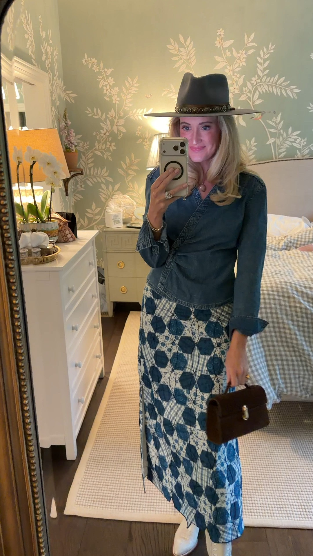 Country concert western wear! How darling is this quilted skirt?! I’m wearing a size small! This H&M top is so good! Also have this amazing bag!