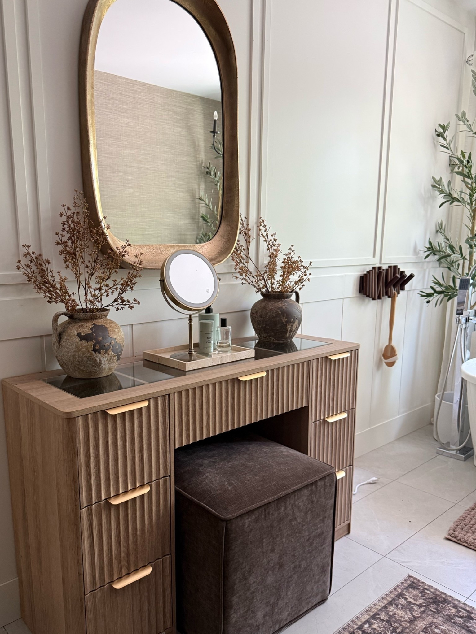 Bathroom vanity setup🤎🤎
Luxe organic look…beautiful wood tone vanity paired with an irregular shape brass mirror.