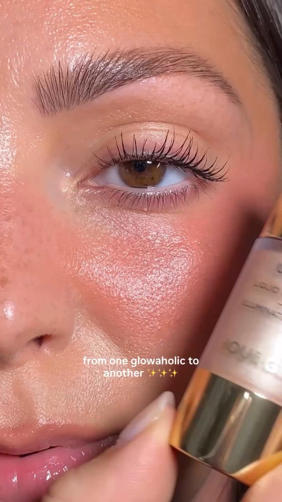 you’re gonna need this liquid highlighter for summer 💫✨ blends in so effortlessly and gives the prettiest glow #highlighter #glowymakeup