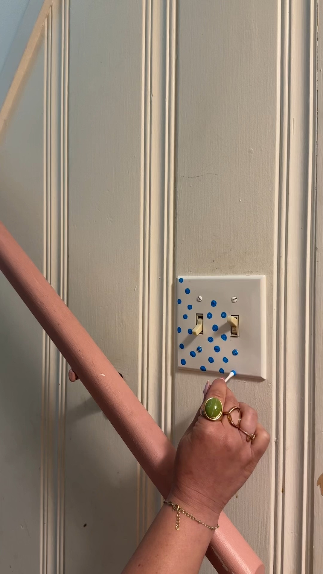 I can’t stand a white light switch 🚫🙅‍♀️

Using my free will to paint all the light switches & now they’re happy & fun 💙💃

#diy #diyprojects #diyproject #colorfulhomedecor #dopaminedecor