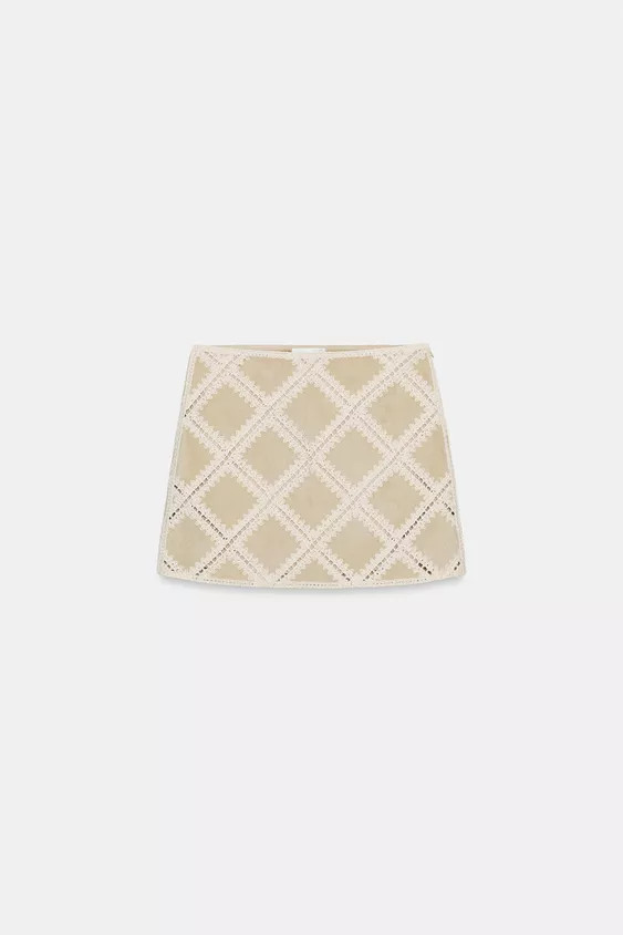 Mid-waist short skirt with contrast crochet fabric appliqué. Invisible zip fastening. | Zara UK