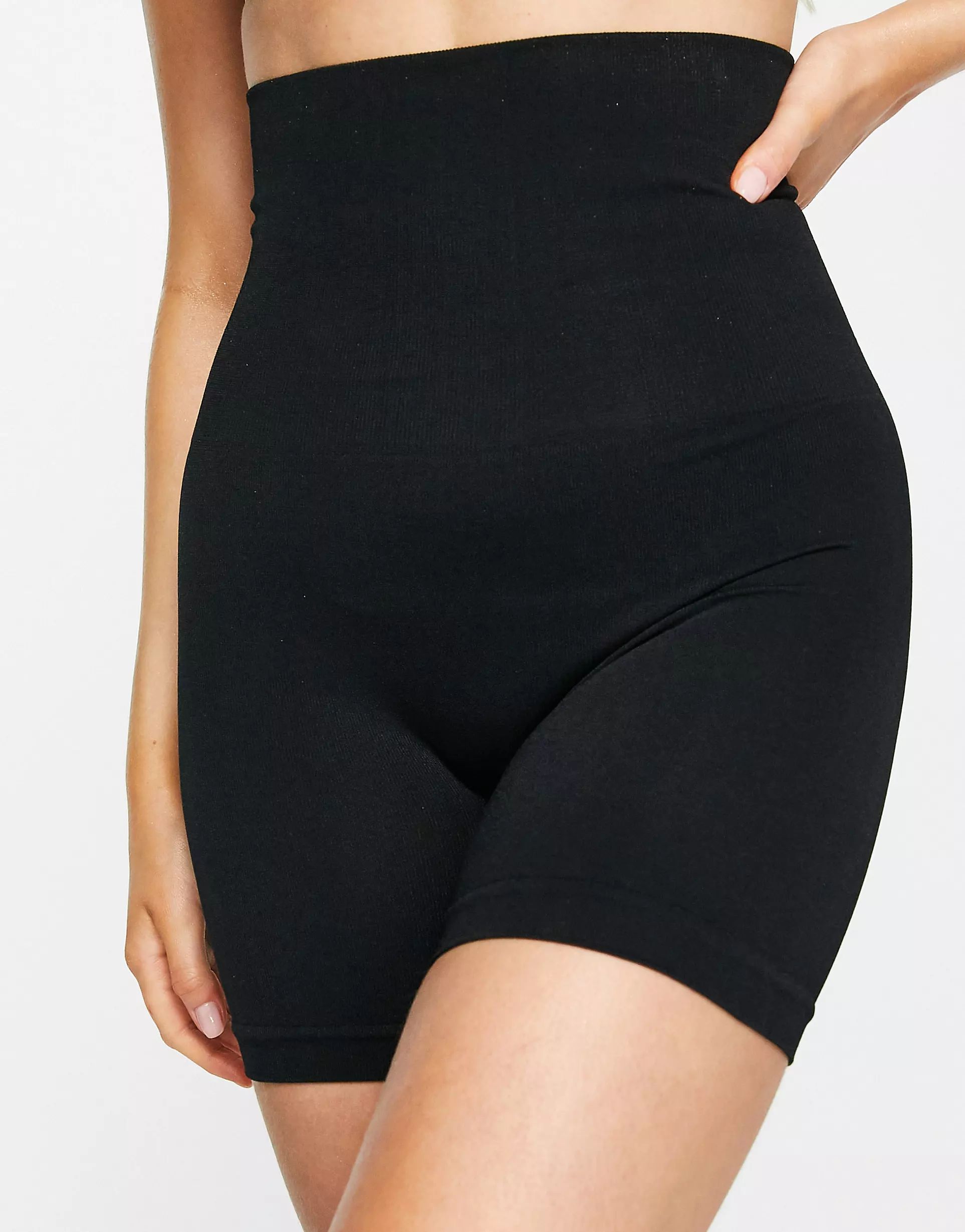 ASOS DESIGN – Formende, nahtlose Shaping-Shorts in Schwarz mit hoher Taille | ASOS | ASOS (Global)
