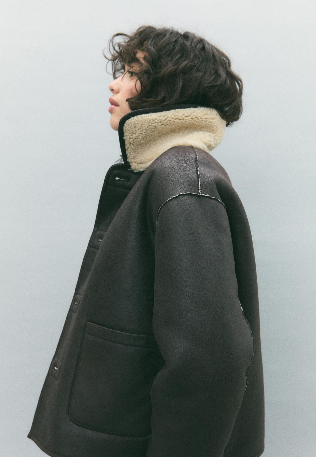 Reversible jacket made of faux shearling lined fabric with a lapel collar and long sleeves. Featu... | Stradivarius (UK)