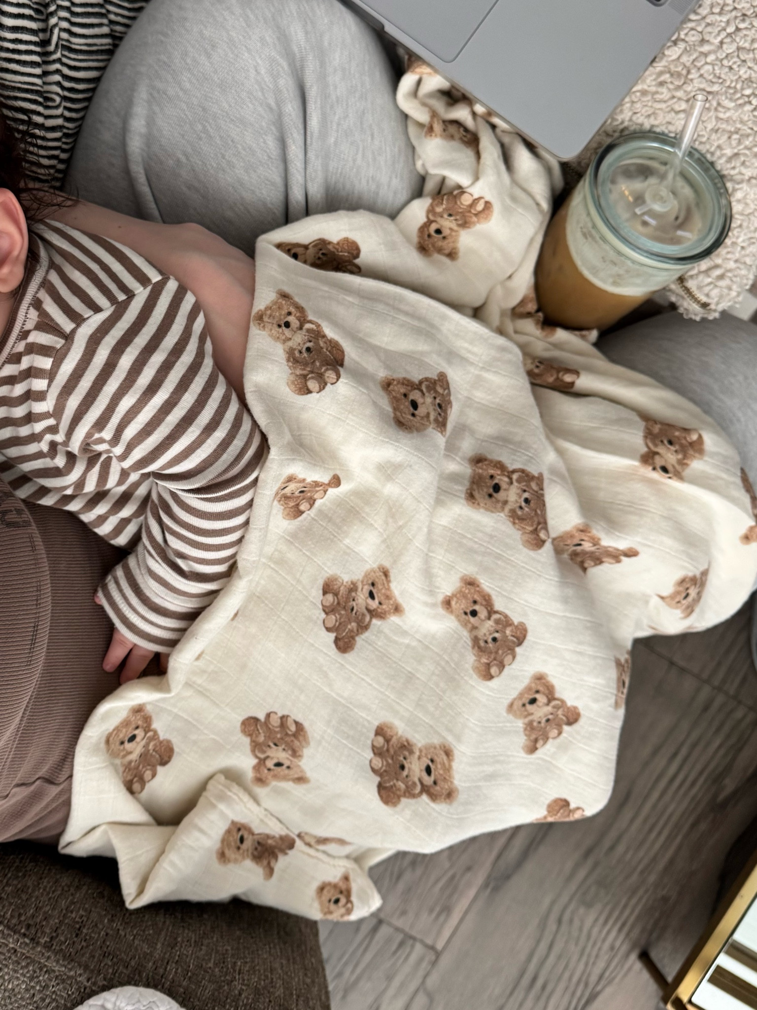 The cutest light weight bear blanket🐻🤎