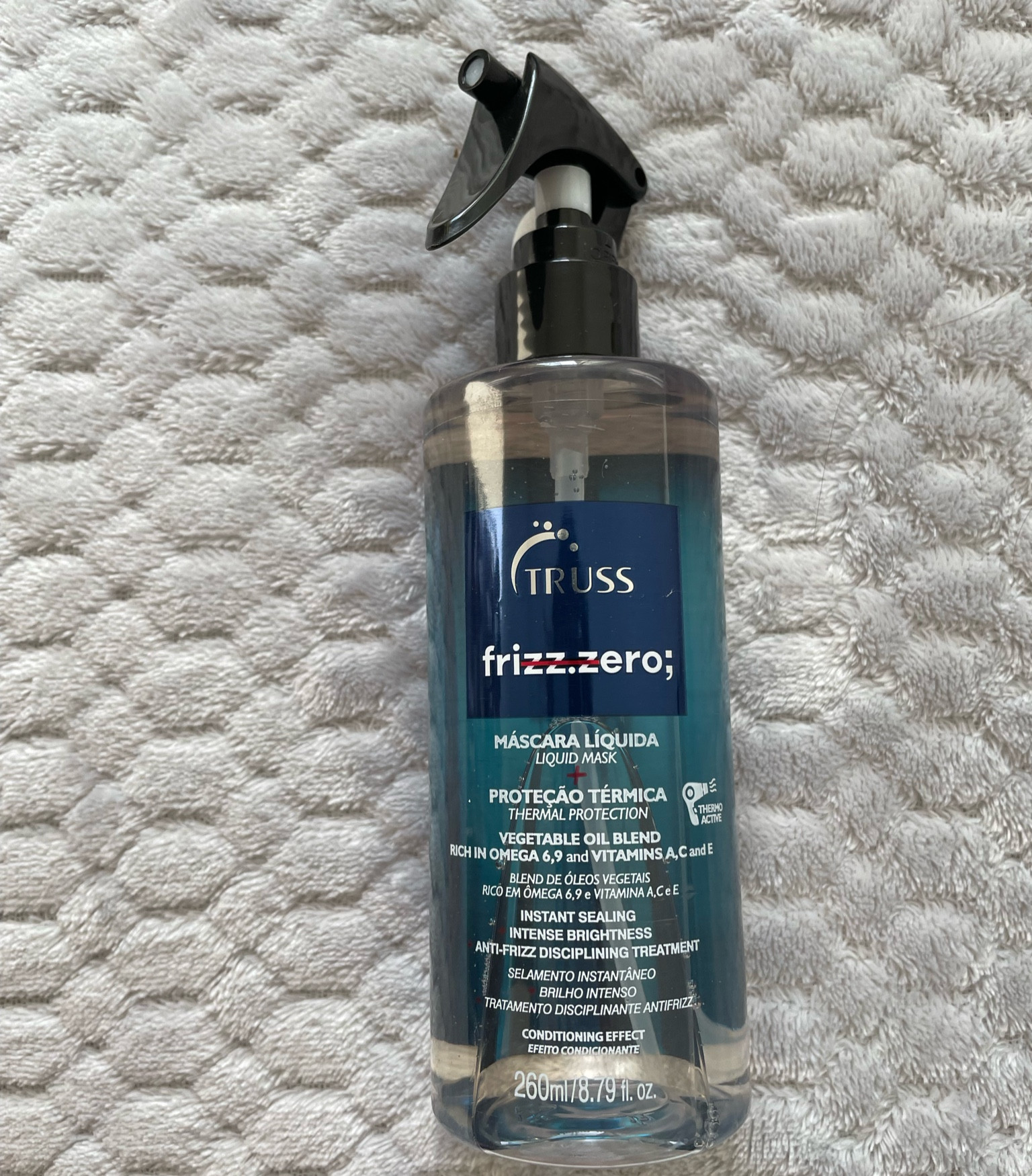 Truss Frizz Zero 260ml
Tratamento disciplinante antifrizz. Desembaraça instantaneamente o cabelo danificado e proteje contra os danos calsados por ferramentas térmicas como secador e chapinha.

Truss frizz.zero pode ser usado após o shampoo para uma ação condicionante e também ser utilizado como finalizador.
> Selamento instantâneo
> Brilho intenso
> Cabelos disciplinados e sem frizz
> Composto por blend de óleos vegetais
> Rico em ômega 6, 9 e vitaminas A, C e E
> Efeito condicionante
> Sem aspecto oleoso
> Fragrância maravilhosa
#mesdasmaesLTK

#LTKbrasil