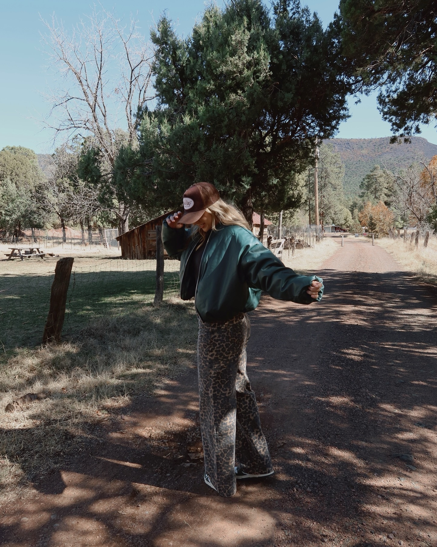 A weekend off the grid with my gals 🪵🤎🫎

(swipe to see how good my friends are in nature)
