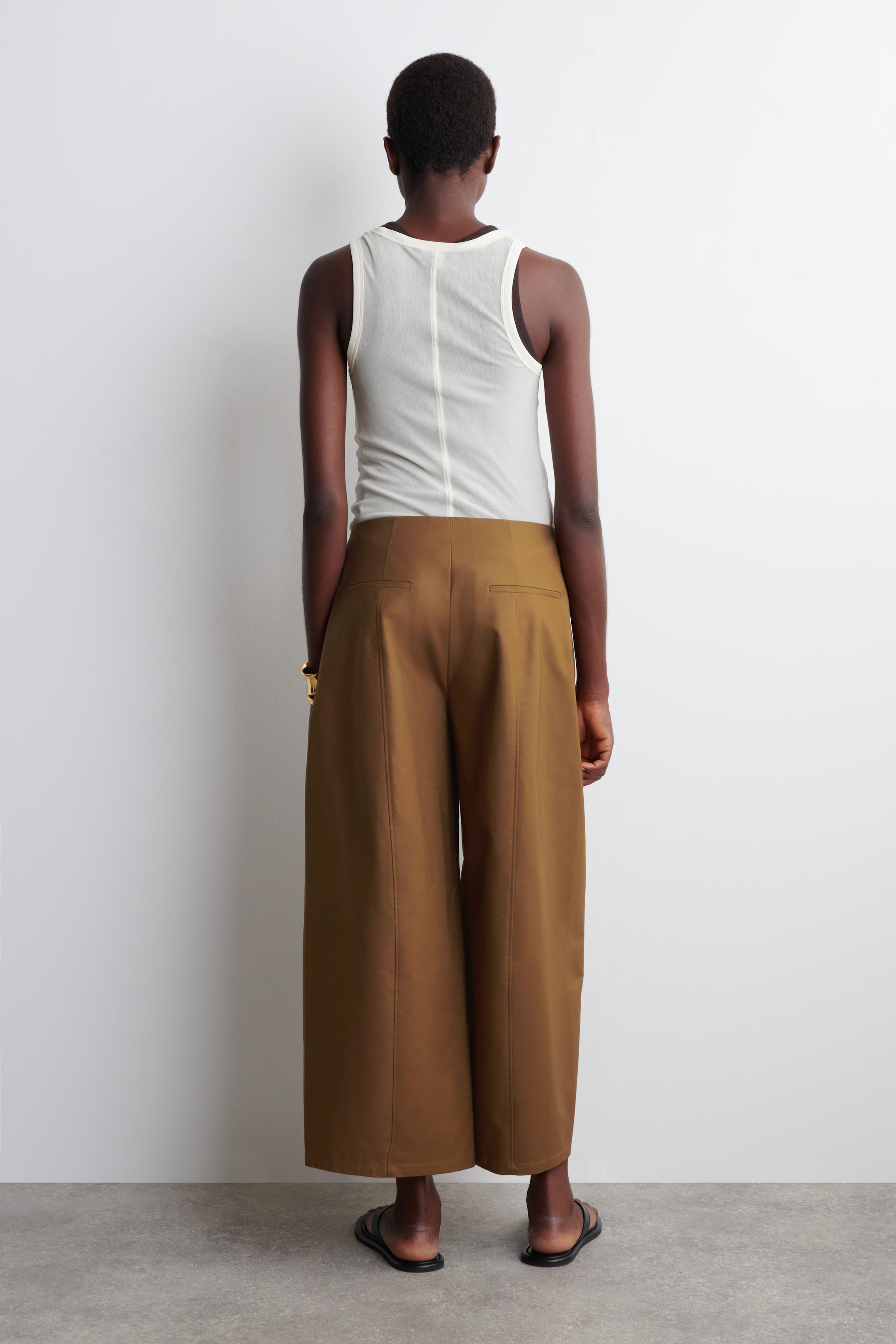 CROPPED BARREL-LEG COTTON TROUSERS - BROWN | COS GB | COS UK