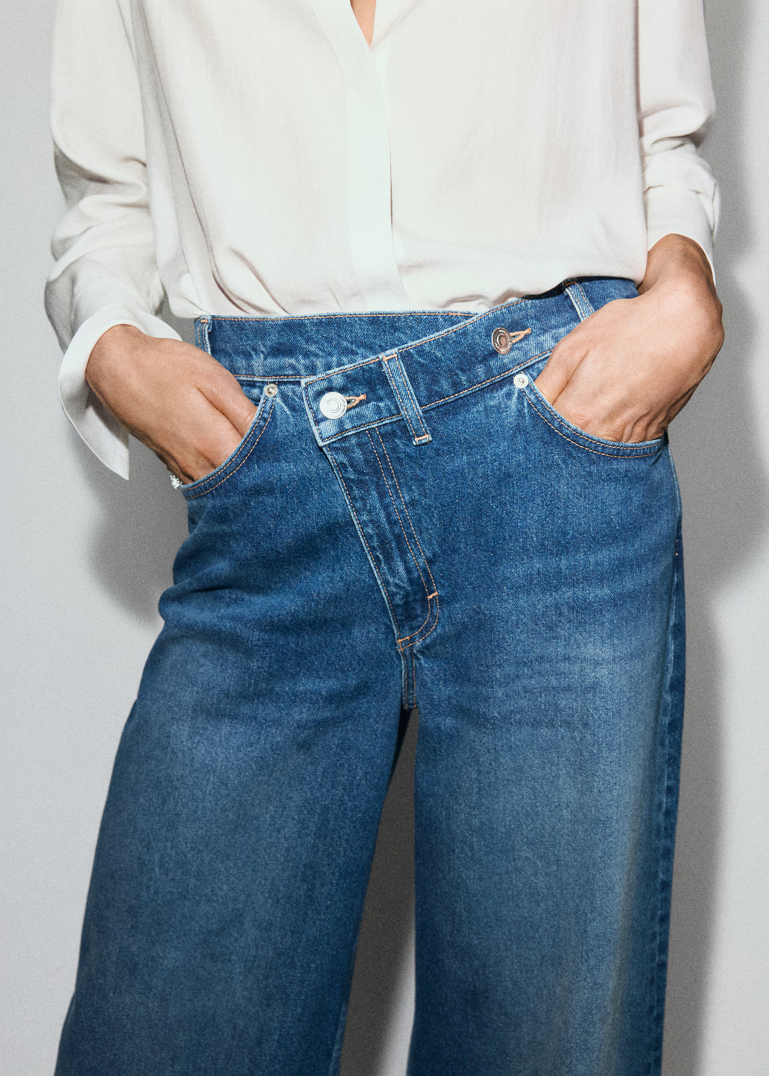 Wide-leg mid-rise jeans with a crossover waistband | Mango (US/MX/AU)