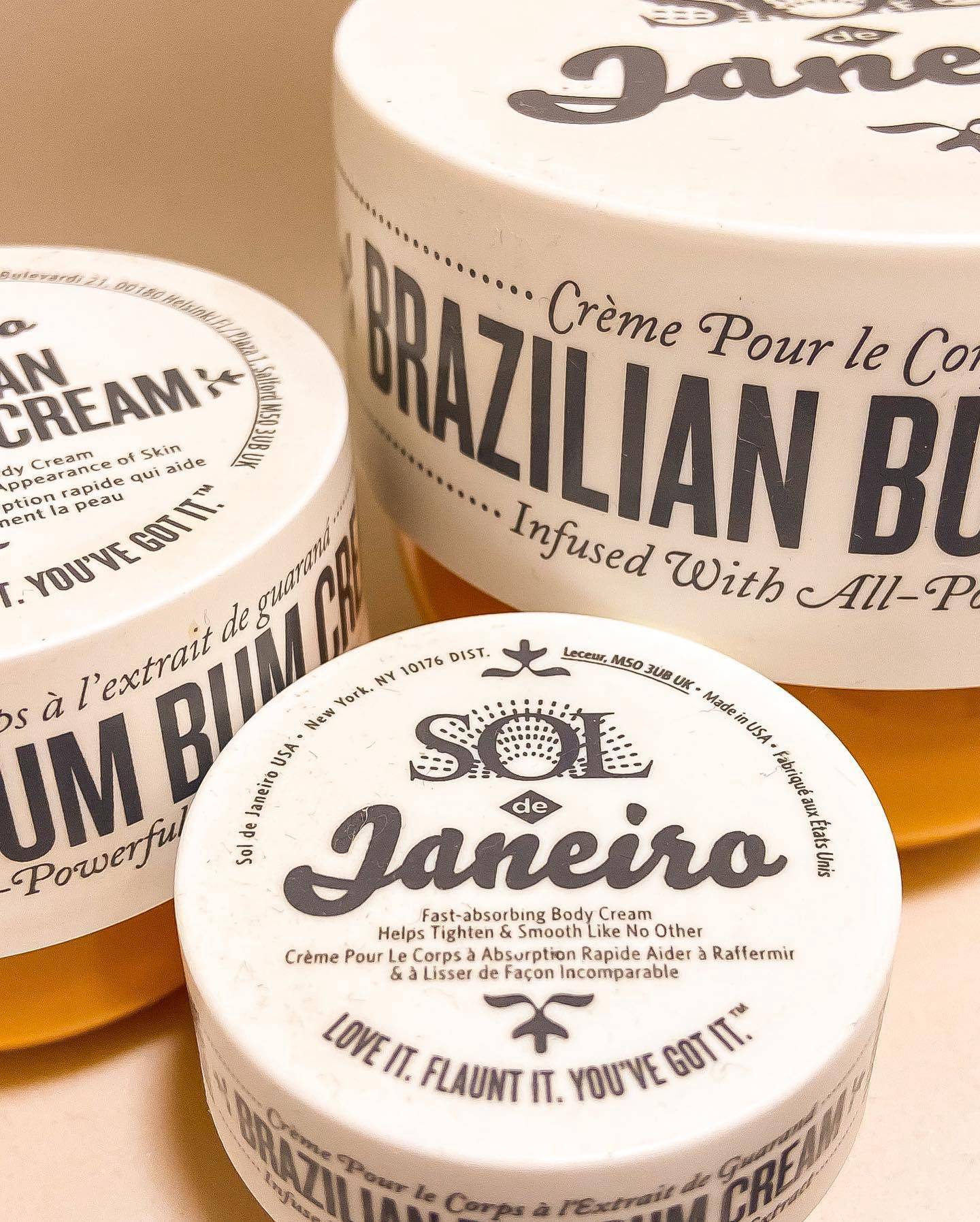 O creme hidratante corporal Brazilian Bum Bum Cream vai além de uma rápida absorção e um perfume irresistível. Ele proporciona uma ação firmadora, através de uma fórmula leve, e traz luminosidade para sua pele.

Muito mais que um creme para o bumbum!

O Brazilian Bum Bum Cream é sobre amar, cuidar e exaltar o que você tem de melhor. Ele também é o nosso jeito de ver, entender e celebrar as nossas diferentes curvas, nuances e histórias. É o olhar brasileiro, cheio de calor humano, que cativa o mundo todo.

O creme hidratante possui uma fusão poderosa entre o Guaraná, rico em cafeína, e um blend de outros ingredientes brasileiros queridinhos. Com uma extensa lista de prêmios internacionais renomados, o Brazilian Bum Bum Cream chama atenção por espalhar facilmente e ter um leve toque de brilho. 

Notas olfativas irresistíveis de Pistachio, Caramelo Salgado e Baunilha garantem o aroma viciante deste produto perfeito para sua rotina de cuidados com a pele.

Um produto vegano, cruelty free, de origem sustentável e feito com embalagem reciclável.

Indicações de uso do Bum Bum Cream

Para pessoas que buscam mais firmeza e hidratação para a pele.

#soldejaneiro #hidratantecorporal