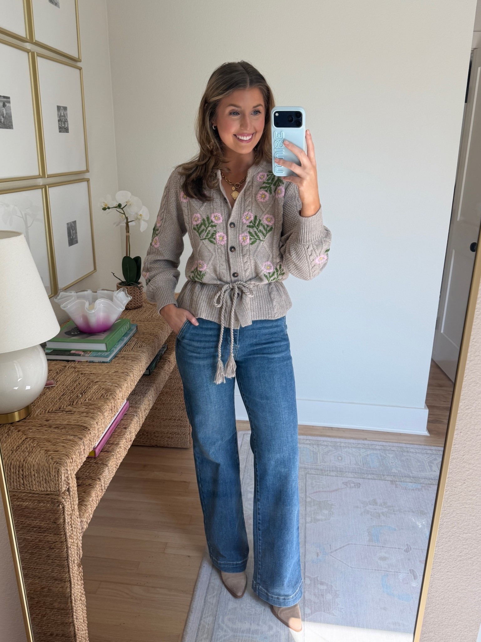 Cute fall outfit idea! Wearing a S in sweater and 26 in jean
