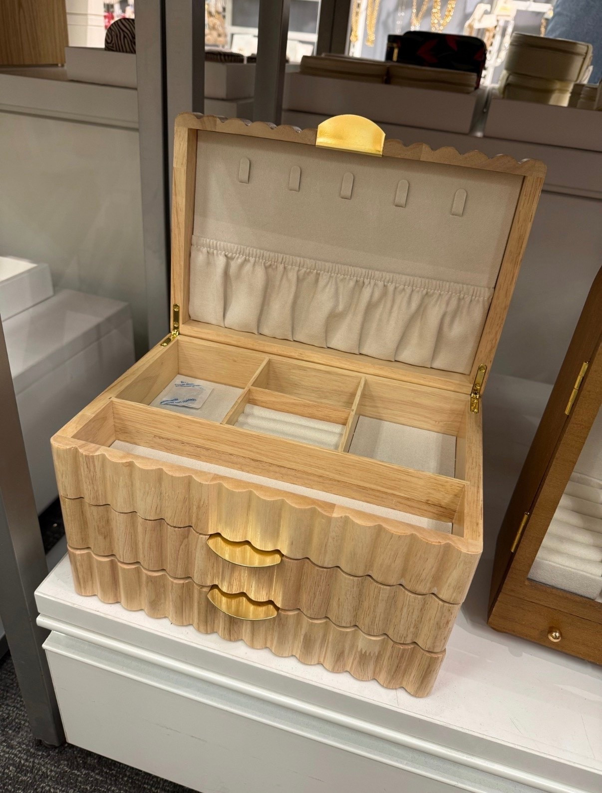 How pretty is this jewelry box!! ✨

#LTKgrwm #LTKmomlife #LTKdayinmylife